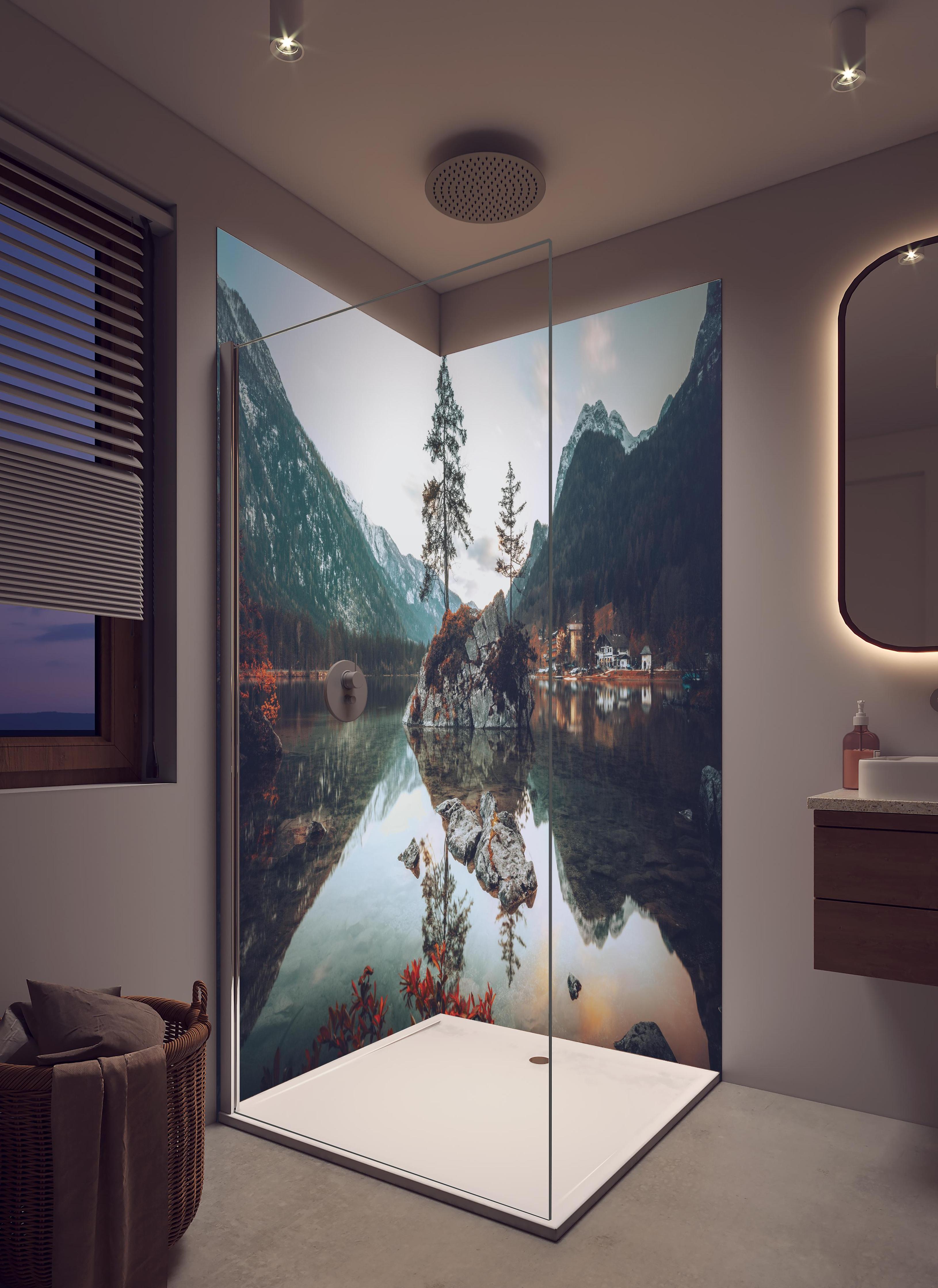 Duschrückwand - Elbsandsteingebirge bei Abendsonne in hellem Badezimmer mit Regenduschkopf - zweiteilige Eck-Duschrückwand