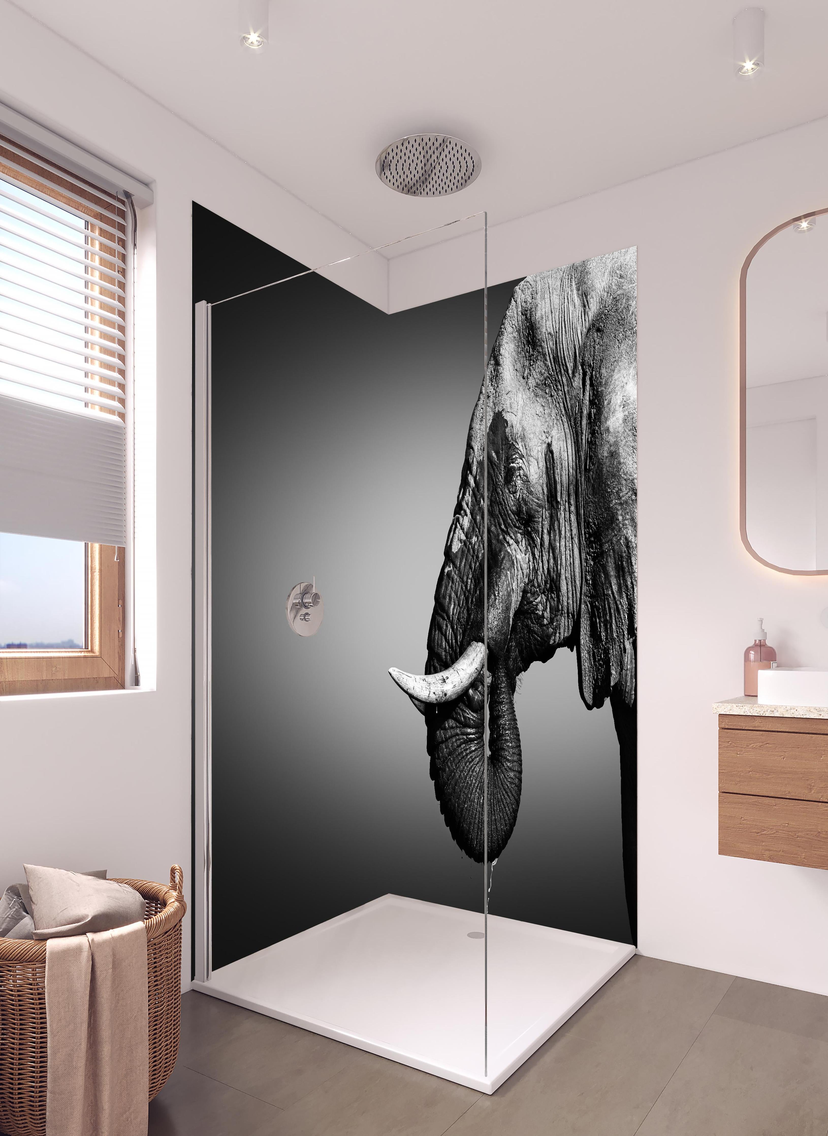 Duschrückwand - Elefanten Portrait in hellem Badezimmer mit Regenduschkopf - zweiteilige Eck-Duschrückwand