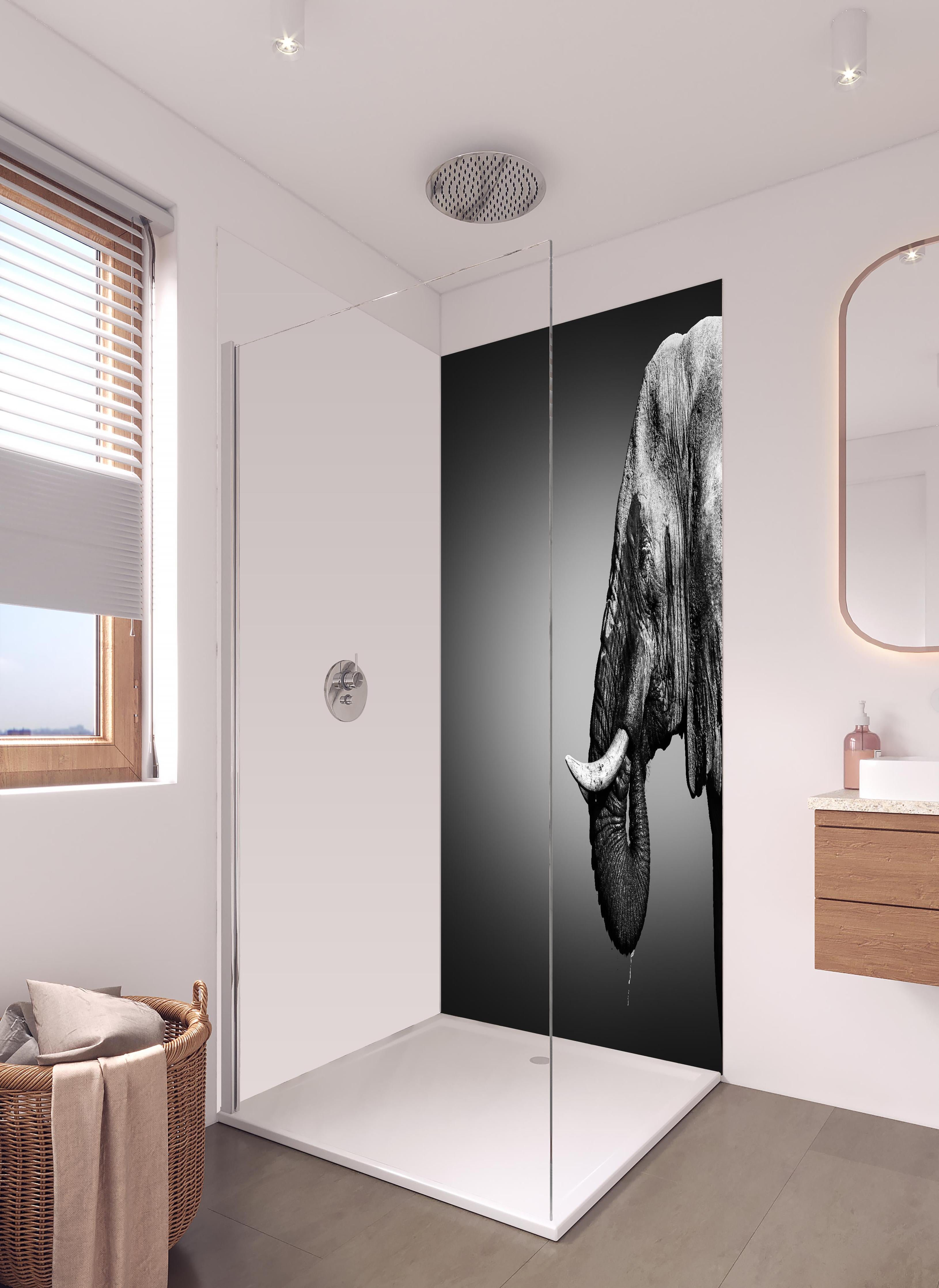 Duschrückwand - Elefanten Portrait in hellem Badezimmer mit Regenduschkopf - zweiteilige Eck-Duschrückwand