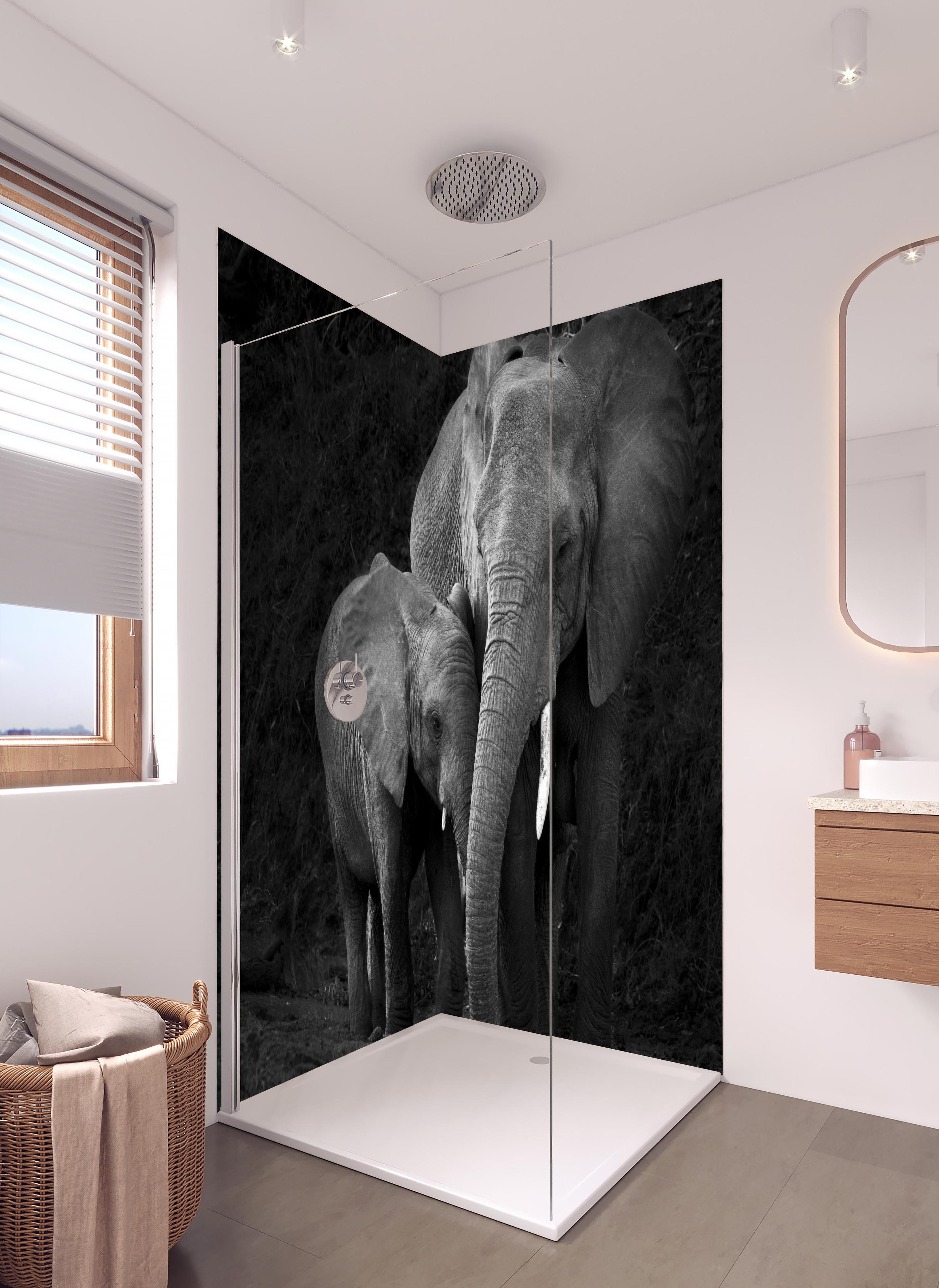 Duschrückwand - Elefanten in der Natur - schwarz-weiß in hellem Badezimmer mit Regenduschkopf - zweiteilige Eck-Duschrückwand