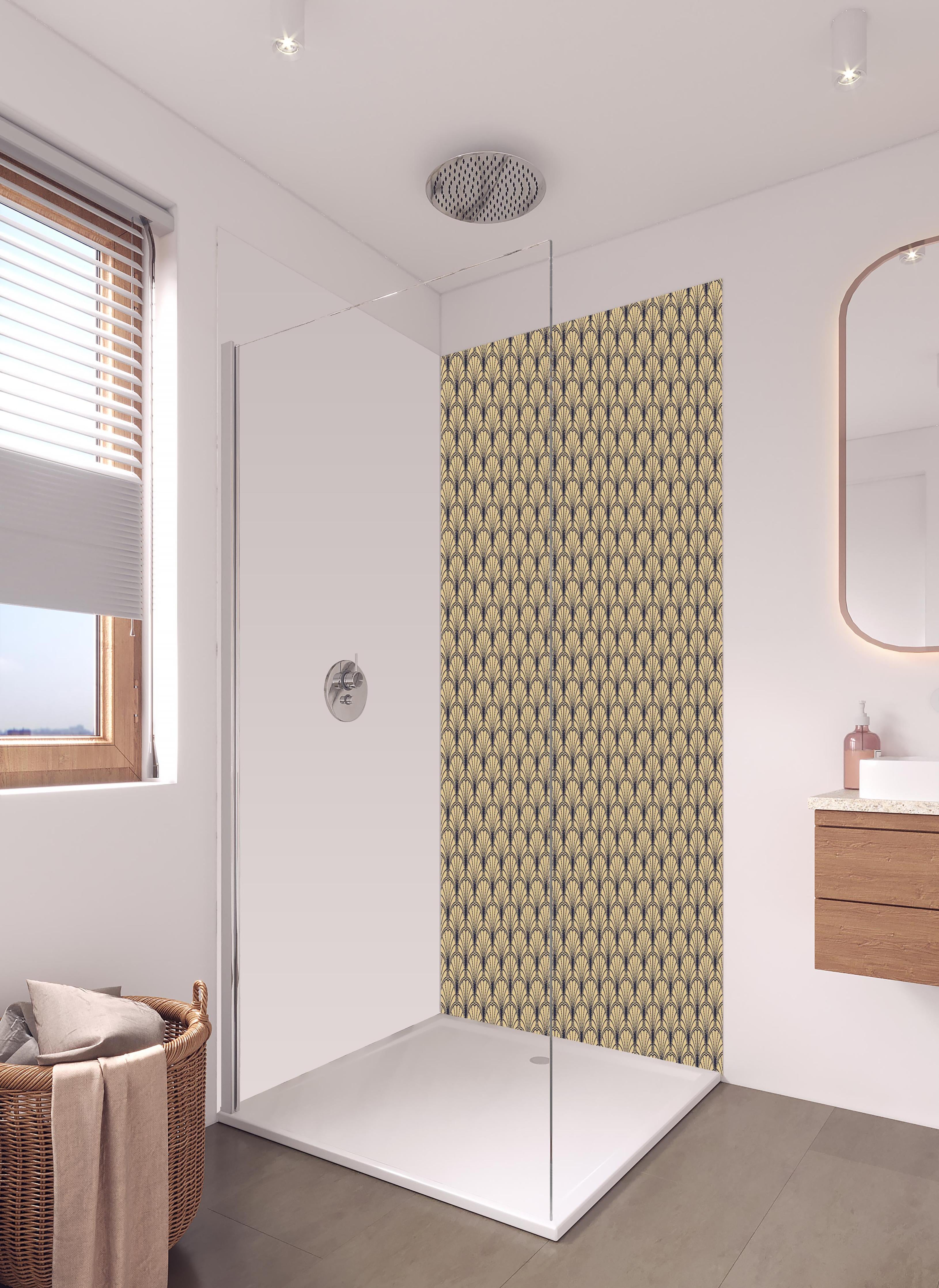 Duschrückwand - Elegante beige Musterstruktur Tapete in hellem Badezimmer mit Regenduschkopf - zweiteilige Eck-Duschrückwand
