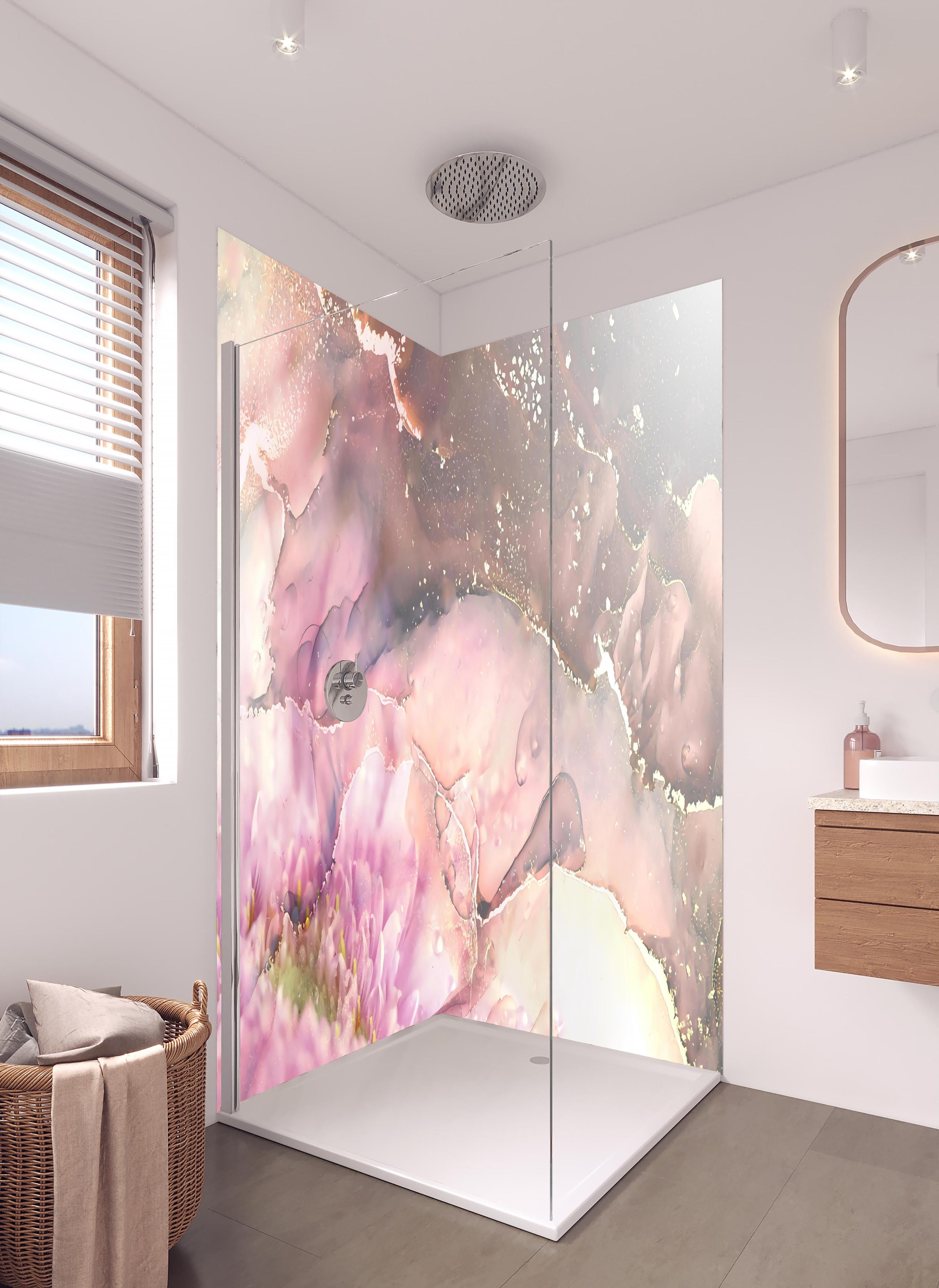 Duschrückwand - Elegante florale Marmorstruktur in Pastell in hellem Badezimmer mit Regenduschkopf - zweiteilige Eck-Duschrückwand