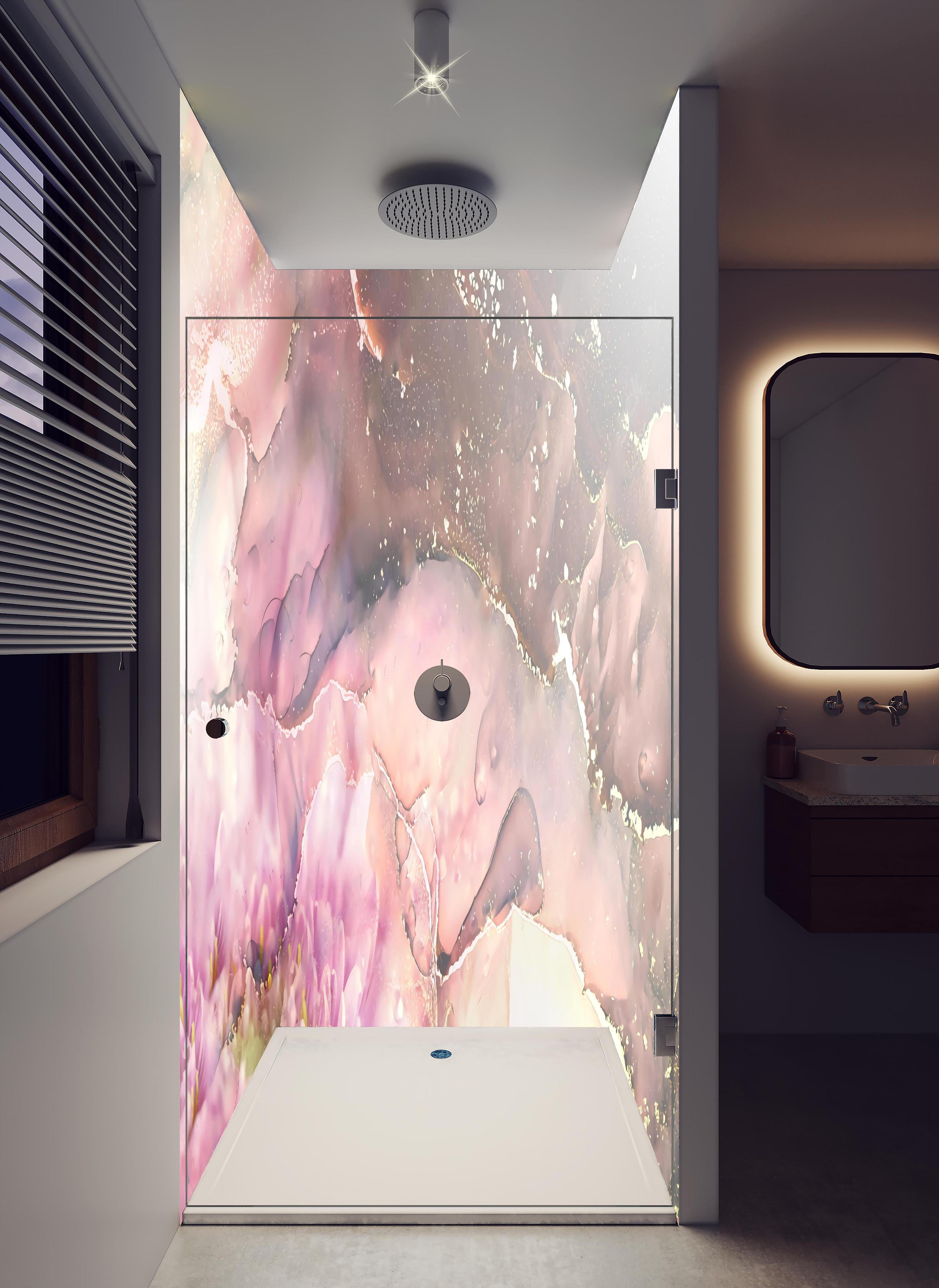 Duschrückwand - Elegante florale Marmorstruktur in Pastell in hellem Badezimmer mit Regenduschkopf - zweiteilige Eck-Duschrückwand