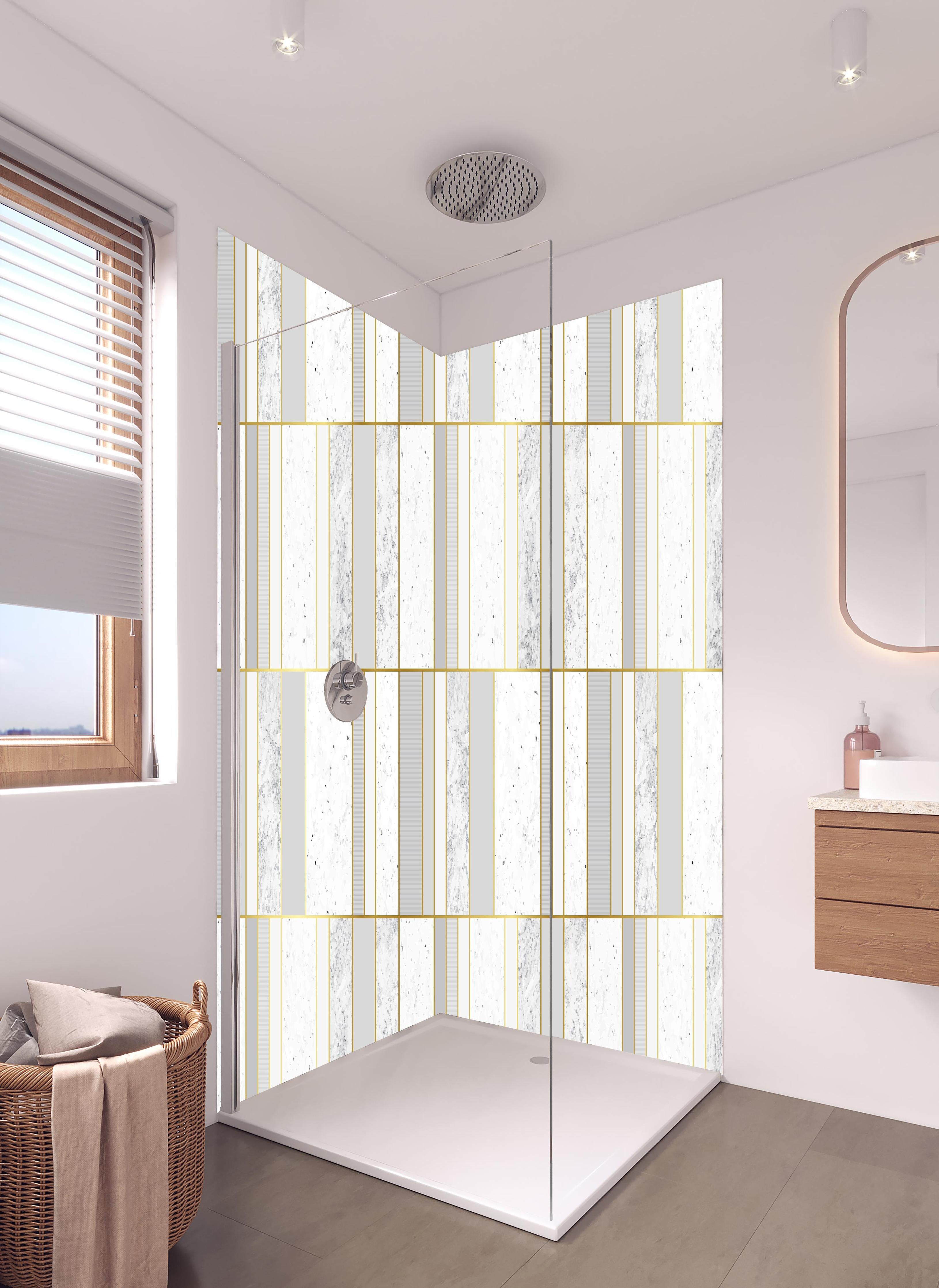 Duschrückwand - Elegante grauweiße Textur mit Goldlinien in hellem Badezimmer mit Regenduschkopf - zweiteilige Eck-Duschrückwand