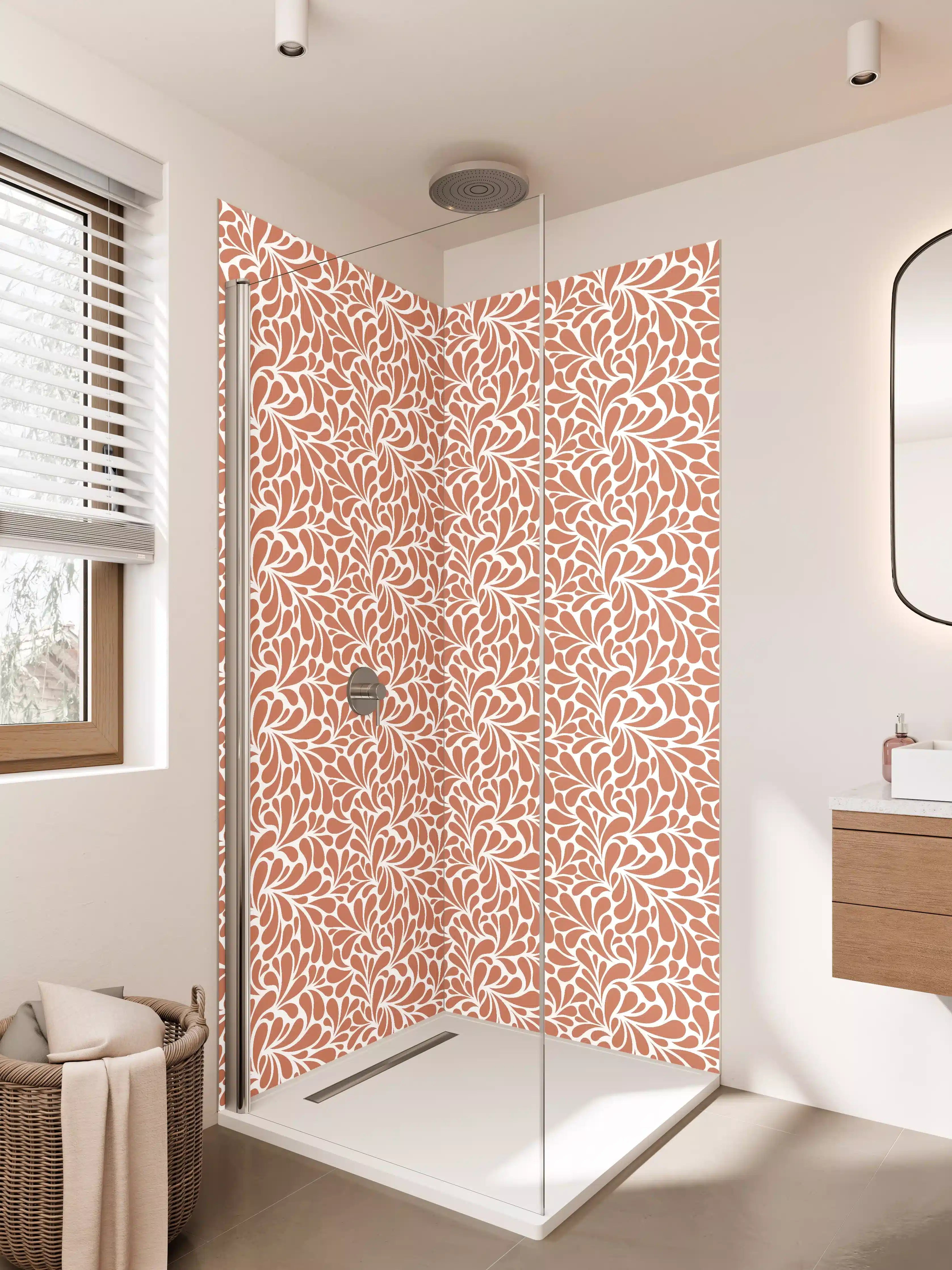 Duschrückwand - Elegante weiße Blumenmuster mit zarter orangefarbener Textur