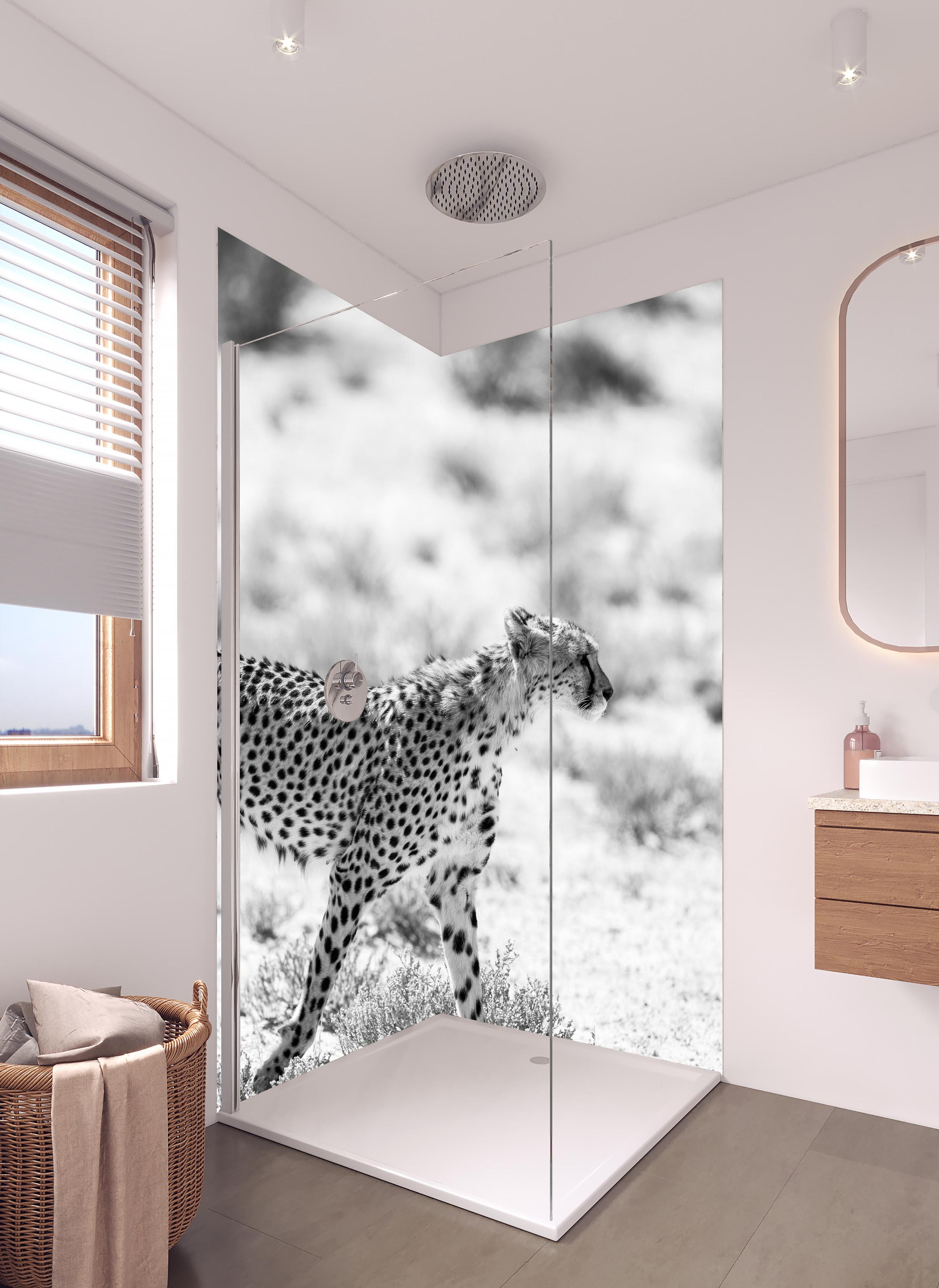 Duschrückwand - Eleganter Gepard in monochromer Darstellung in hellem Badezimmer mit Regenduschkopf - zweiteilige Eck-Duschrückwand