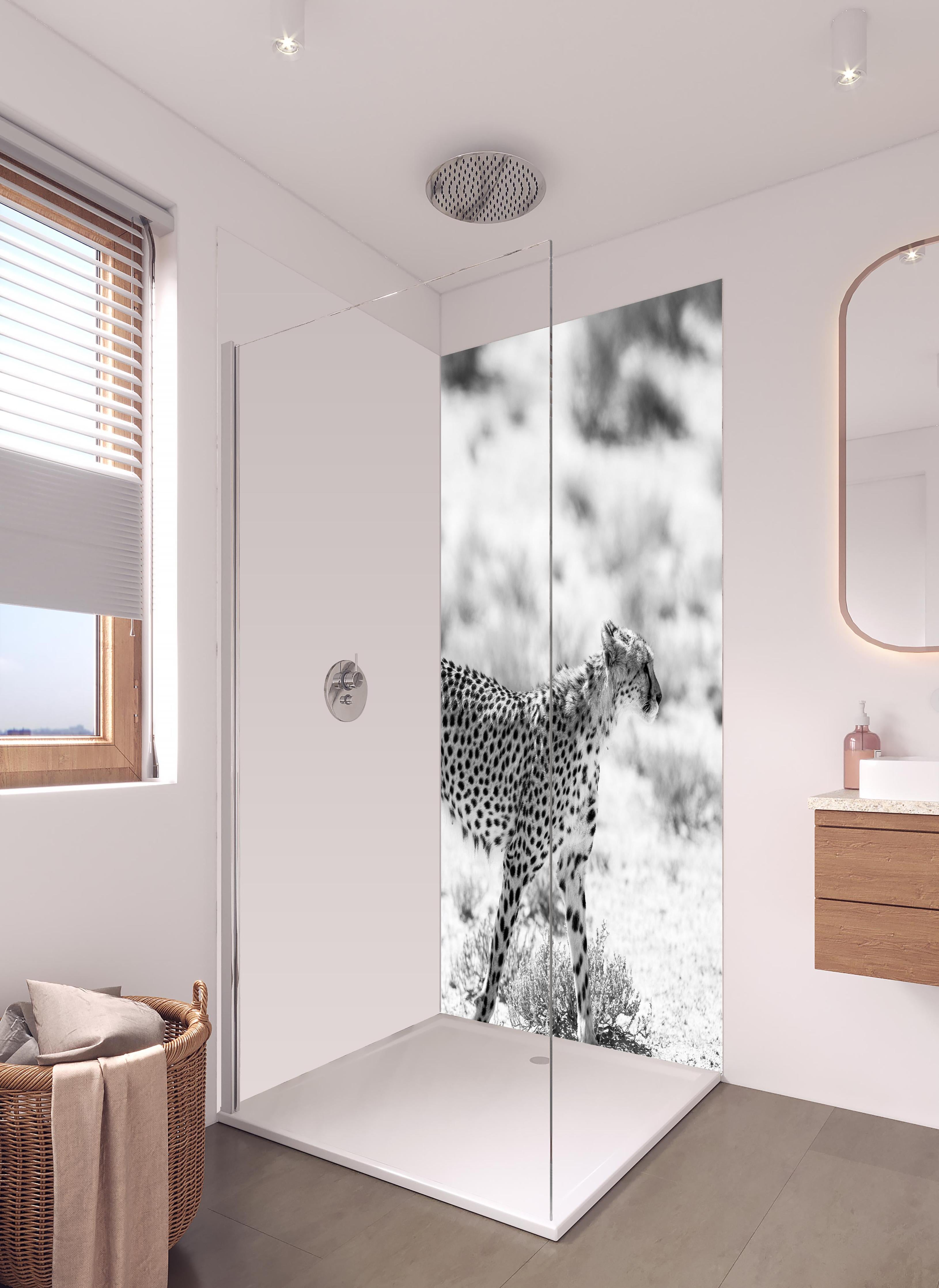 Duschrückwand - Eleganter Gepard in monochromer Darstellung in hellem Badezimmer mit Regenduschkopf - zweiteilige Eck-Duschrückwand