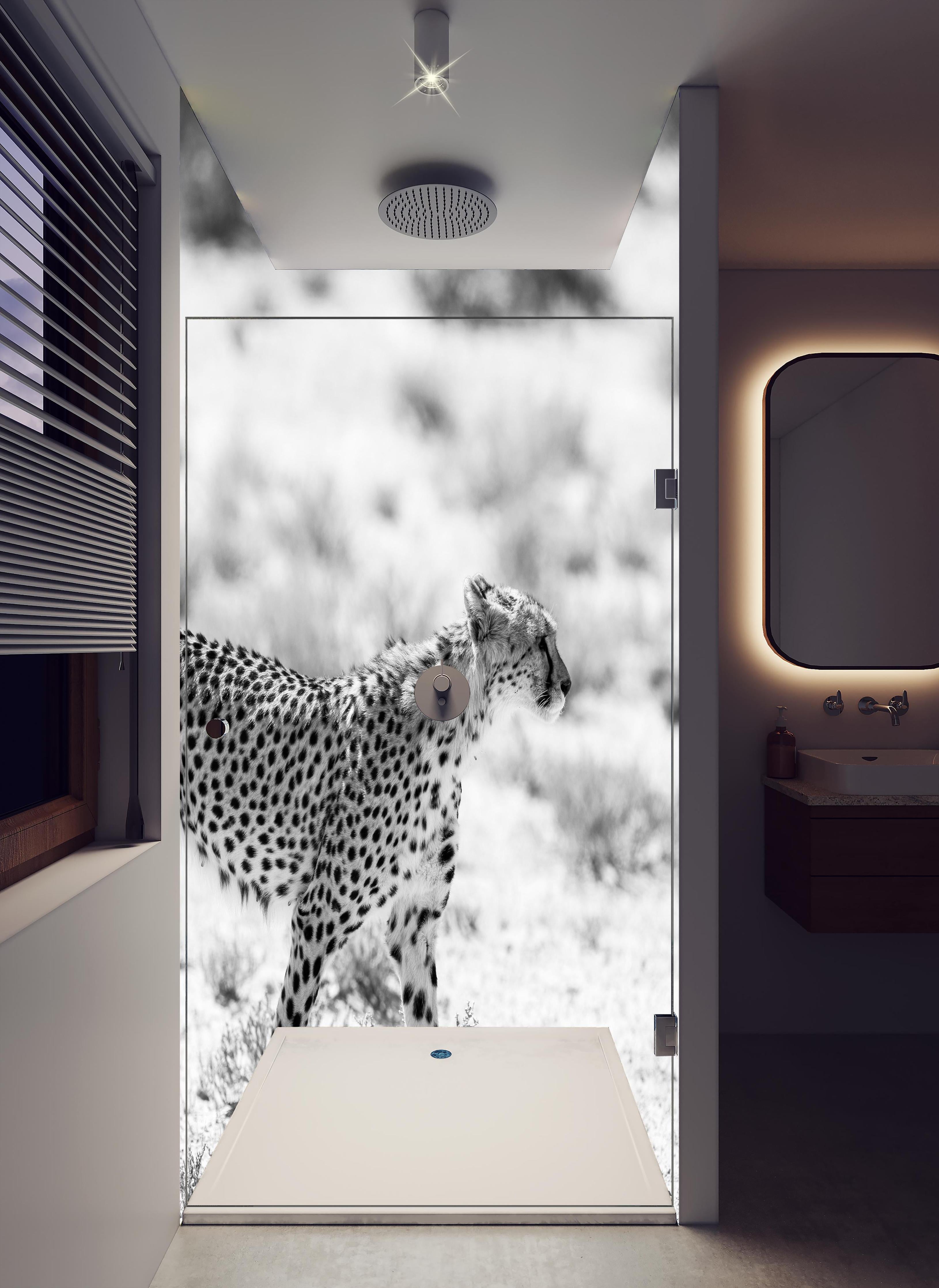 Duschrückwand - Eleganter Gepard in monochromer Darstellung in hellem Badezimmer mit Regenduschkopf - zweiteilige Eck-Duschrückwand