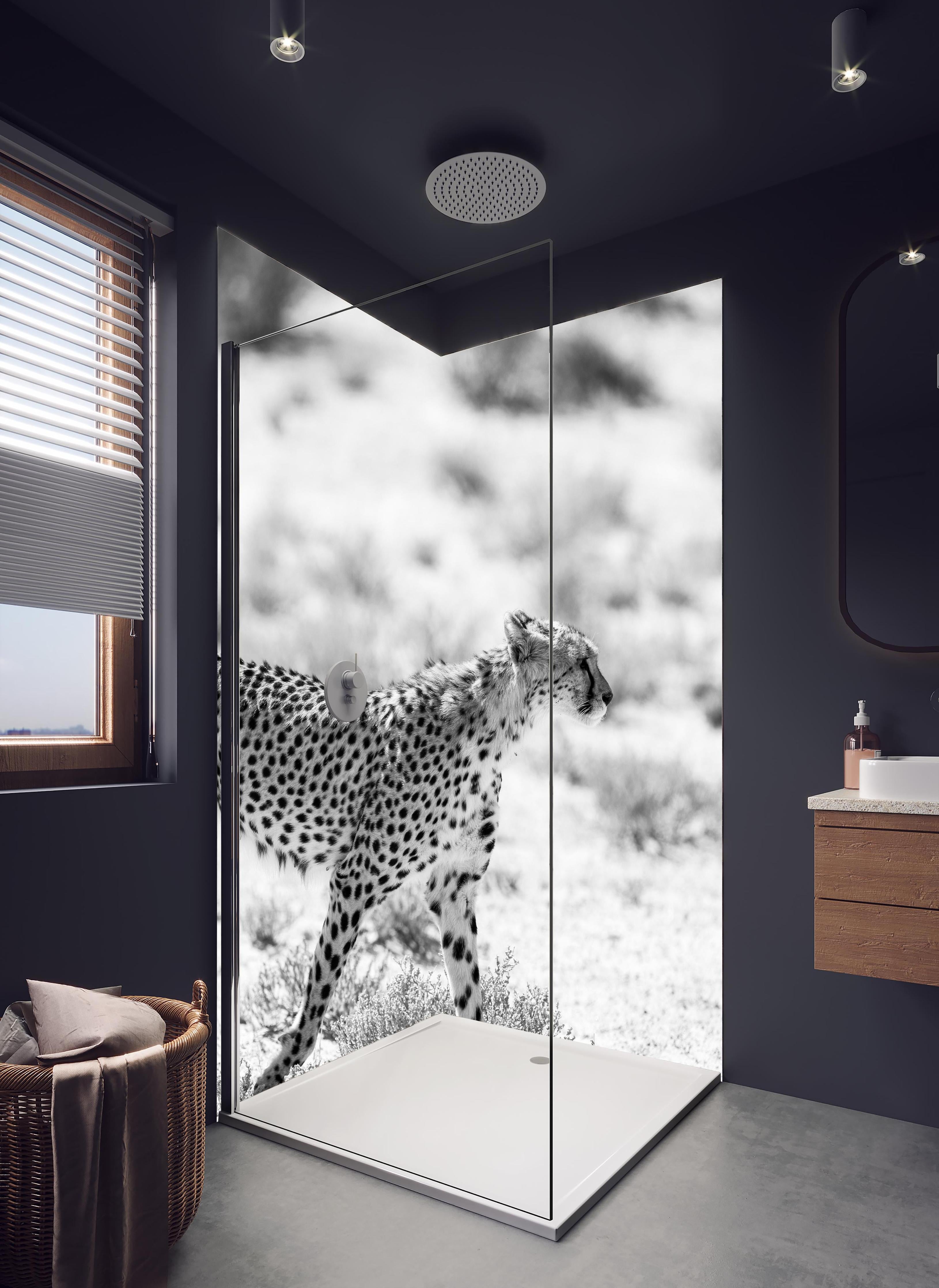 Duschrückwand - Eleganter Gepard in monochromer Darstellung in hellem Badezimmer mit Regenduschkopf - zweiteilige Eck-Duschrückwand