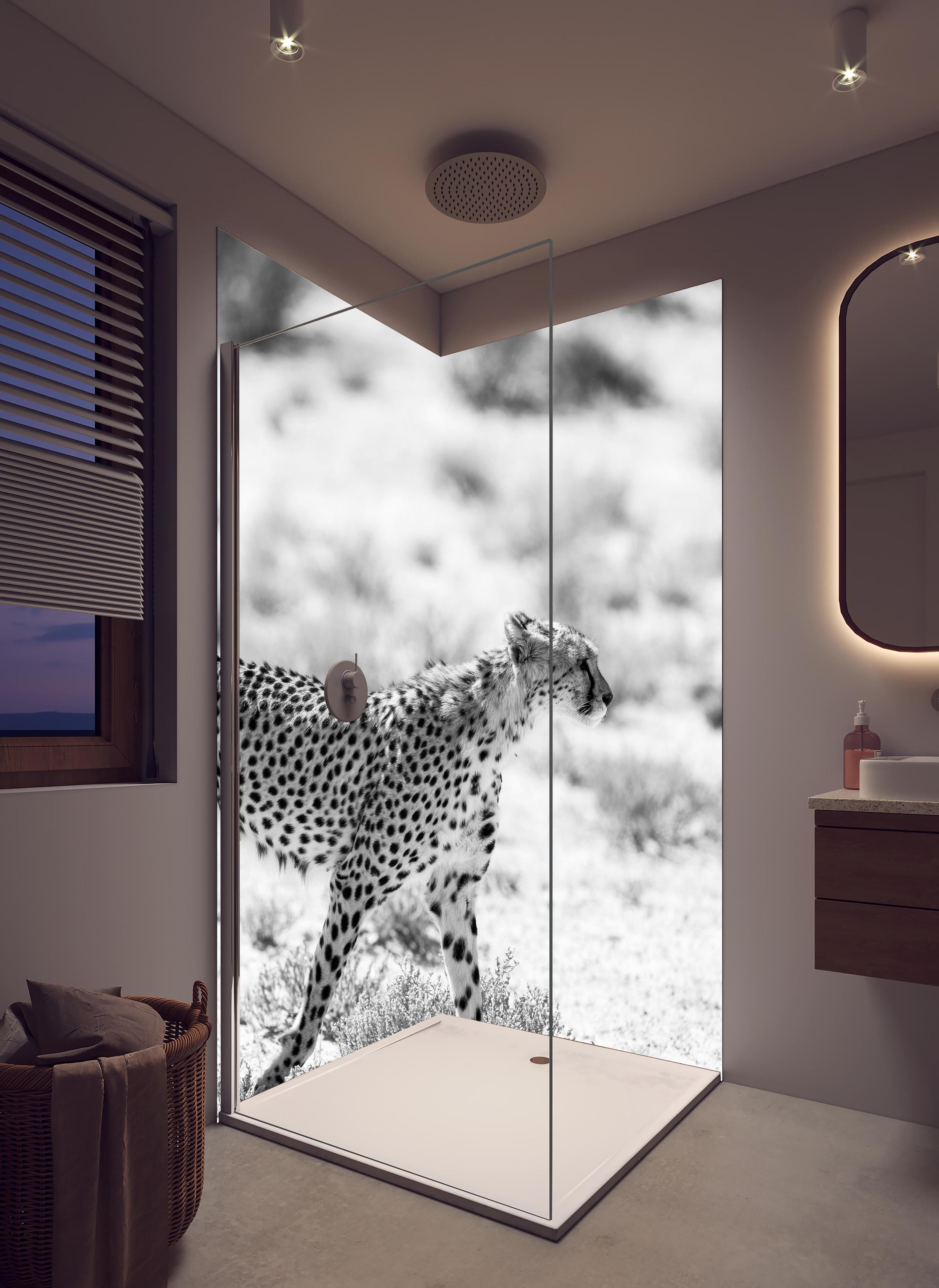 Duschrückwand - Eleganter Gepard in monochromer Darstellung in hellem Badezimmer mit Regenduschkopf - zweiteilige Eck-Duschrückwand