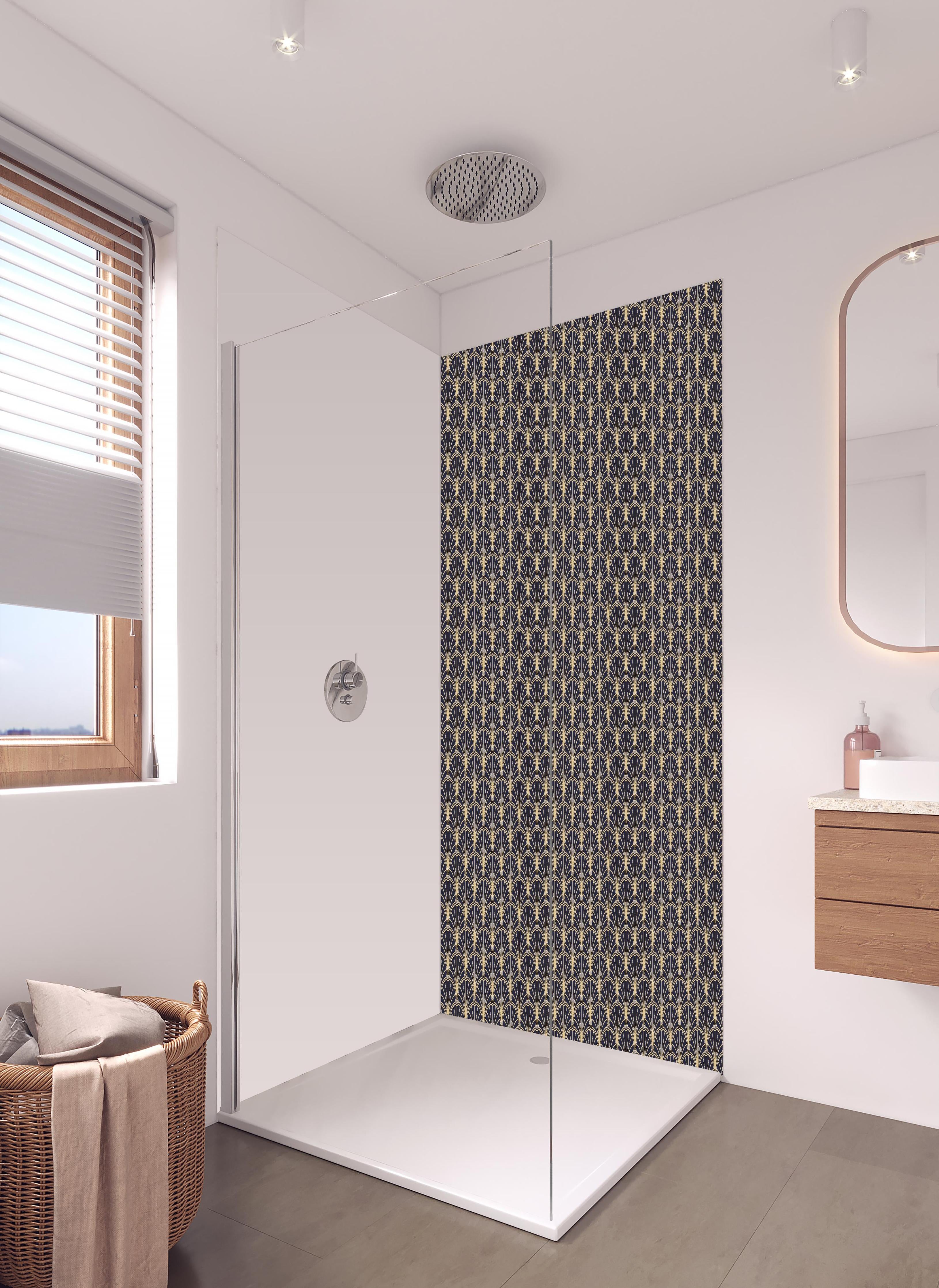 Duschrückwand - Elegantes Art Déco-Fächer-Muster in Dunkeltönen in hellem Badezimmer mit Regenduschkopf - zweiteilige Eck-Duschrückwand