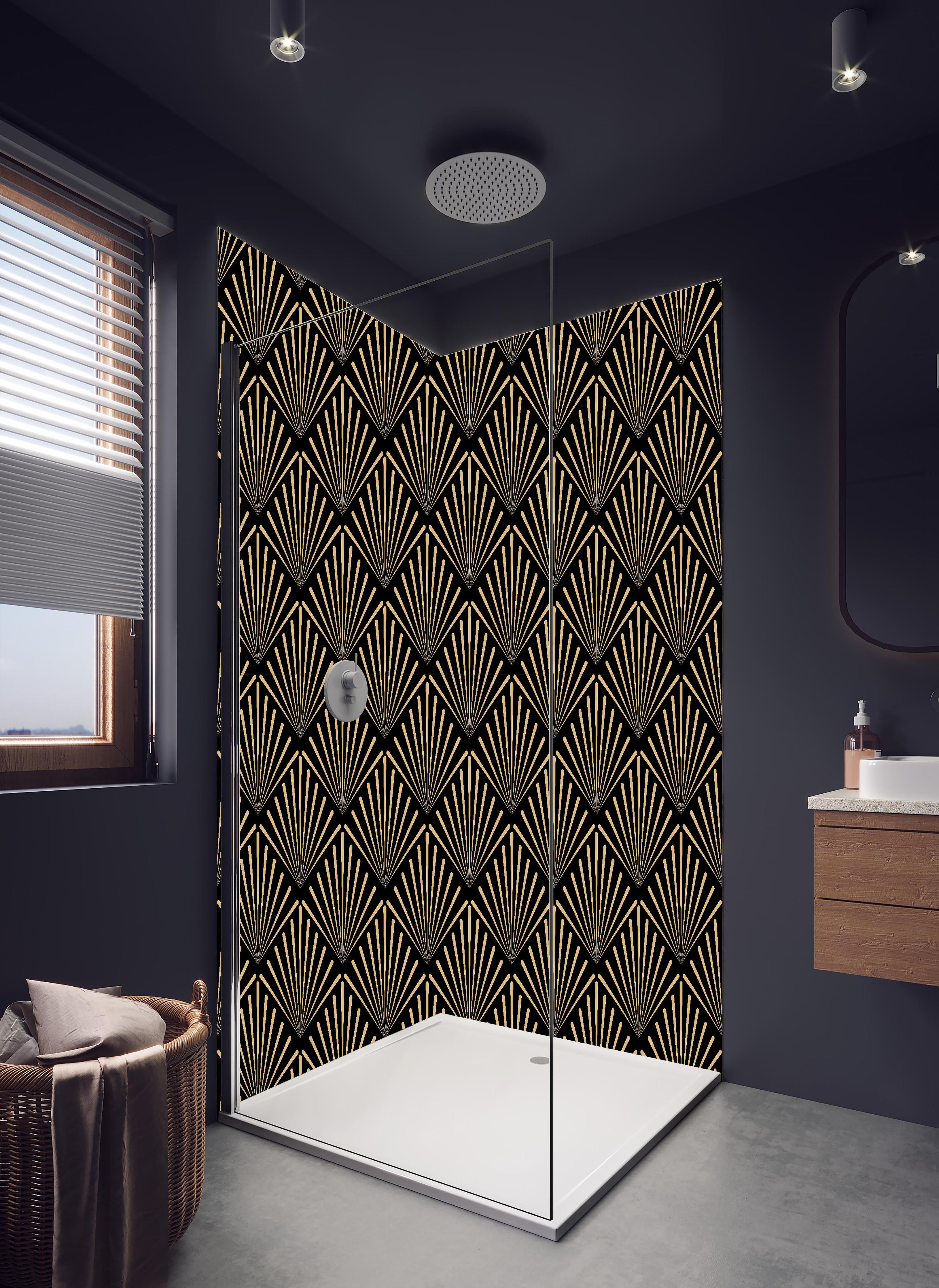 Duschrückwand - Elegantes Art-Deco-Muster in Gold und Schwarz in hellem Badezimmer mit Regenduschkopf - zweiteilige Eck-Duschrückwand