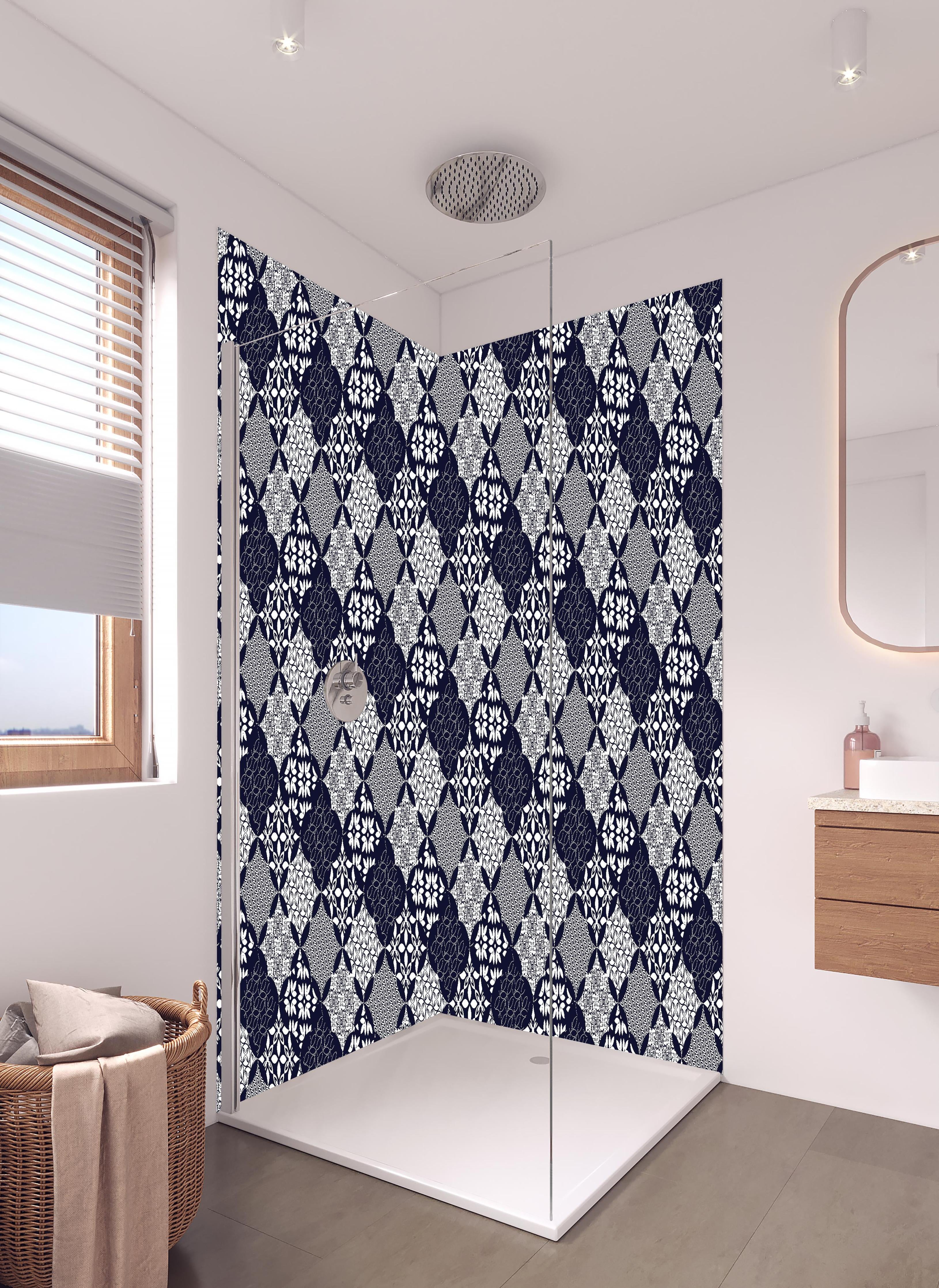 Duschrückwand - Elegantes Blau-Weißes Grafikdesign in hellem Badezimmer mit Regenduschkopf - zweiteilige Eck-Duschrückwand