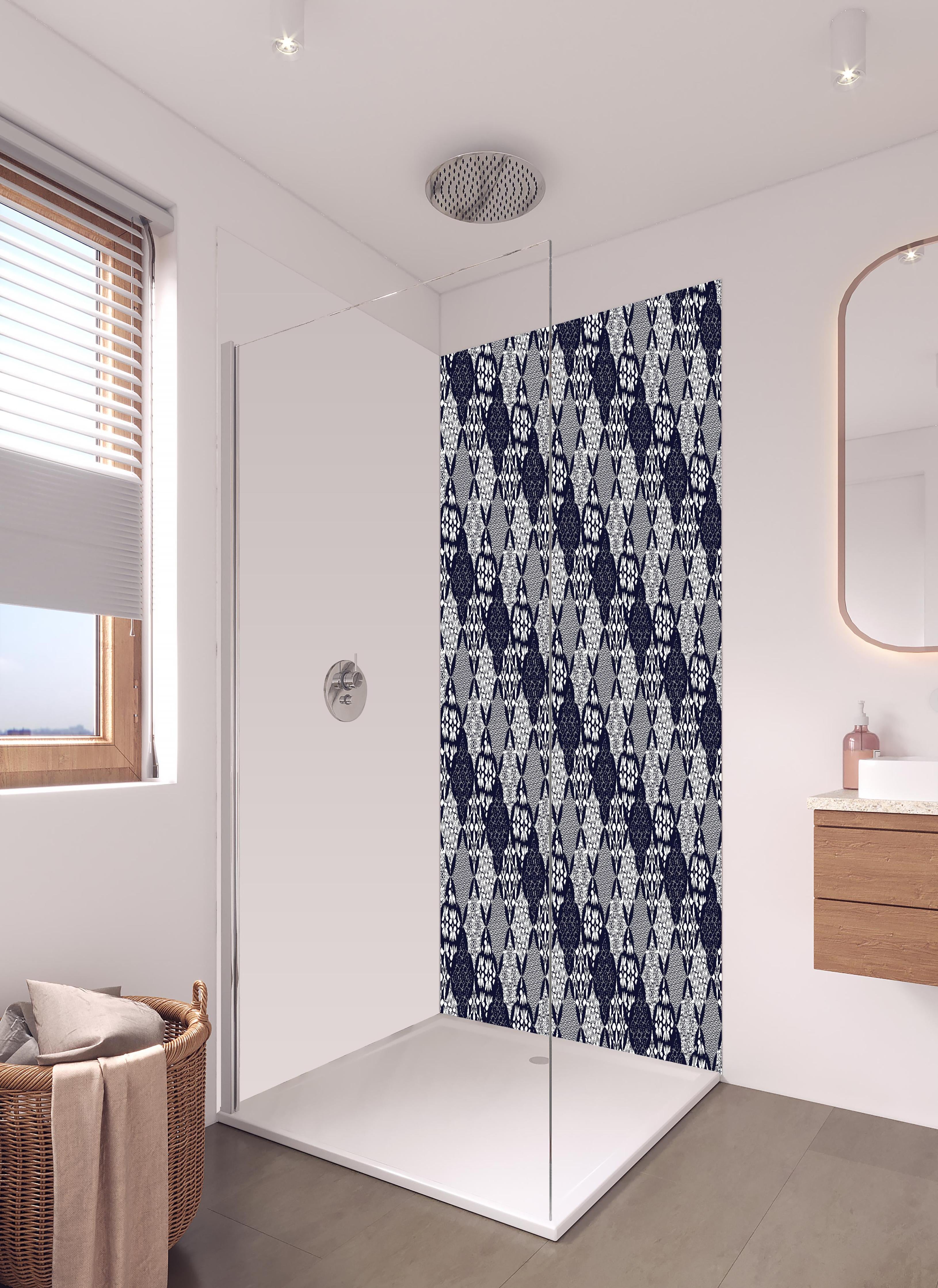 Duschrückwand - Elegantes Blau-Weißes Grafikdesign in hellem Badezimmer mit Regenduschkopf - zweiteilige Eck-Duschrückwand