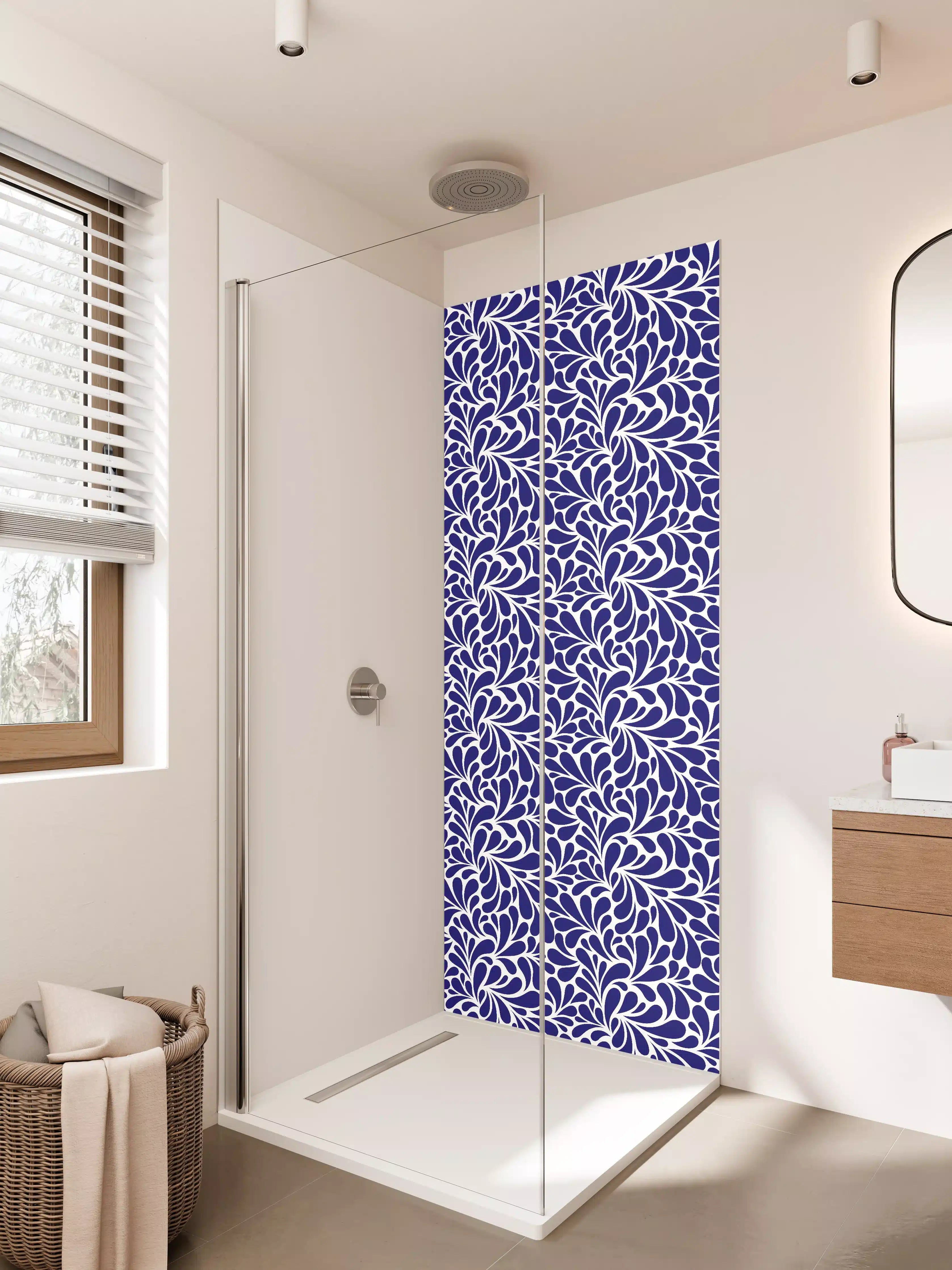 Duschrückwand - Elegantes Blaumuster mit floralem Design
