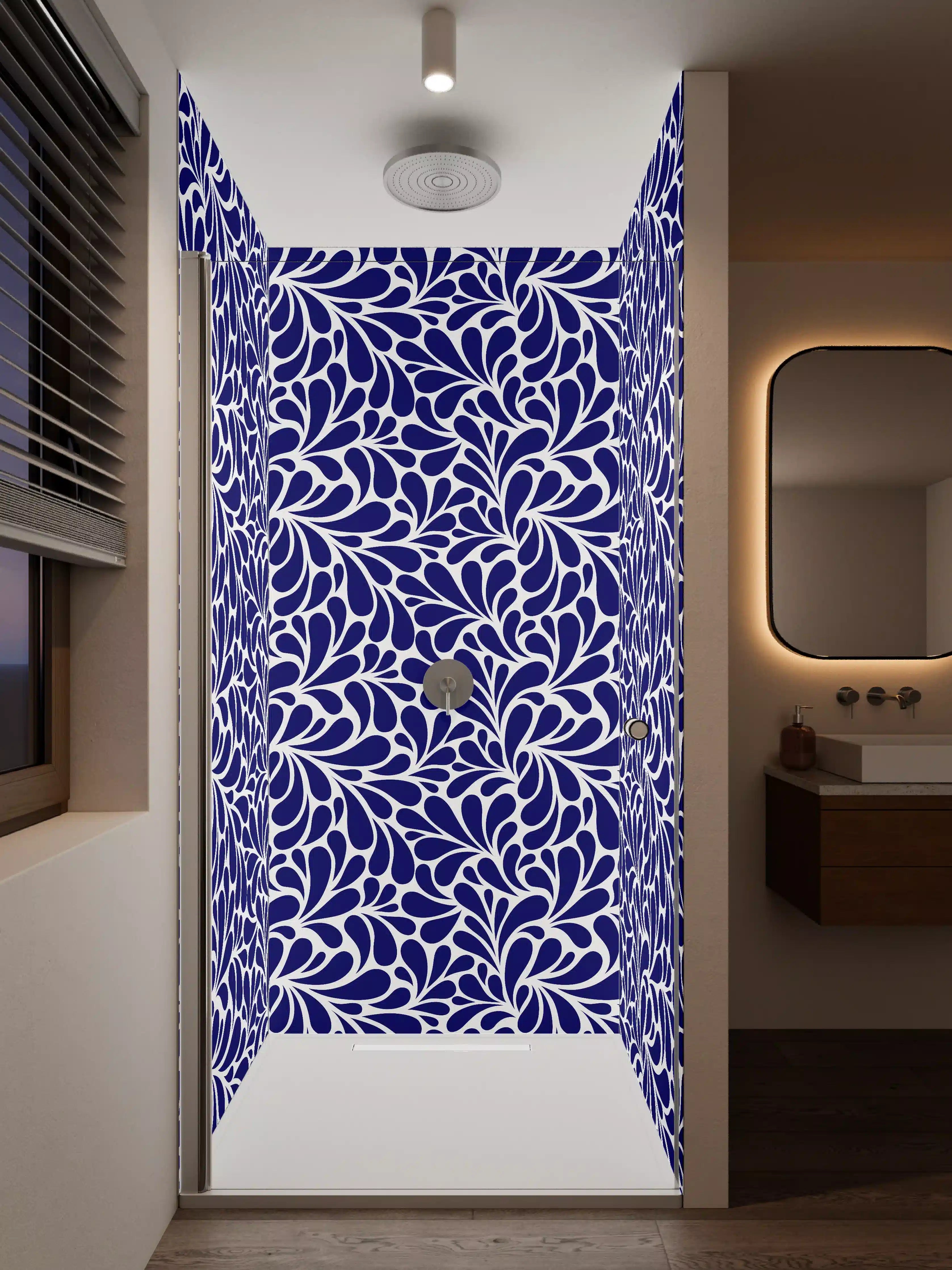 Duschrückwand - Elegantes Blaumuster mit floralem Design