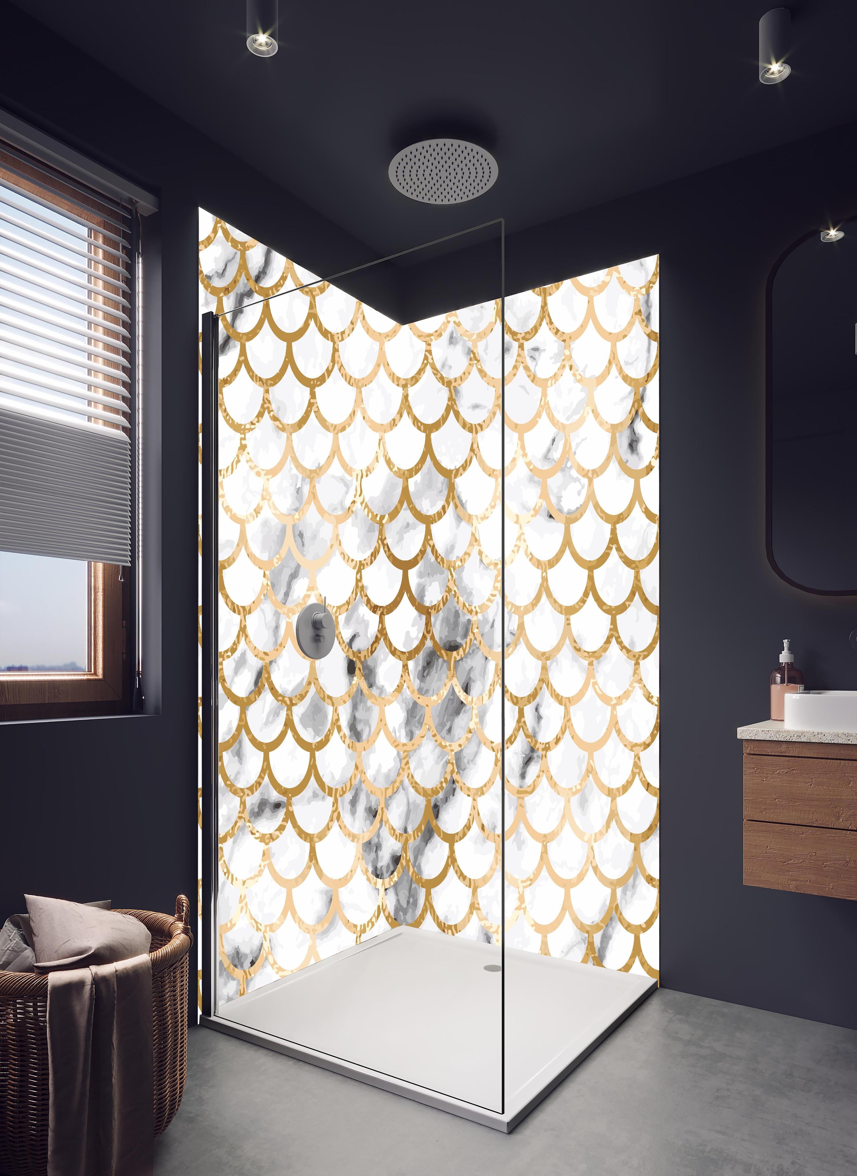 Duschrückwand - Elegantes Gold Marmor Skalenmuster Design in hellem Badezimmer mit Regenduschkopf - zweiteilige Eck-Duschrückwand