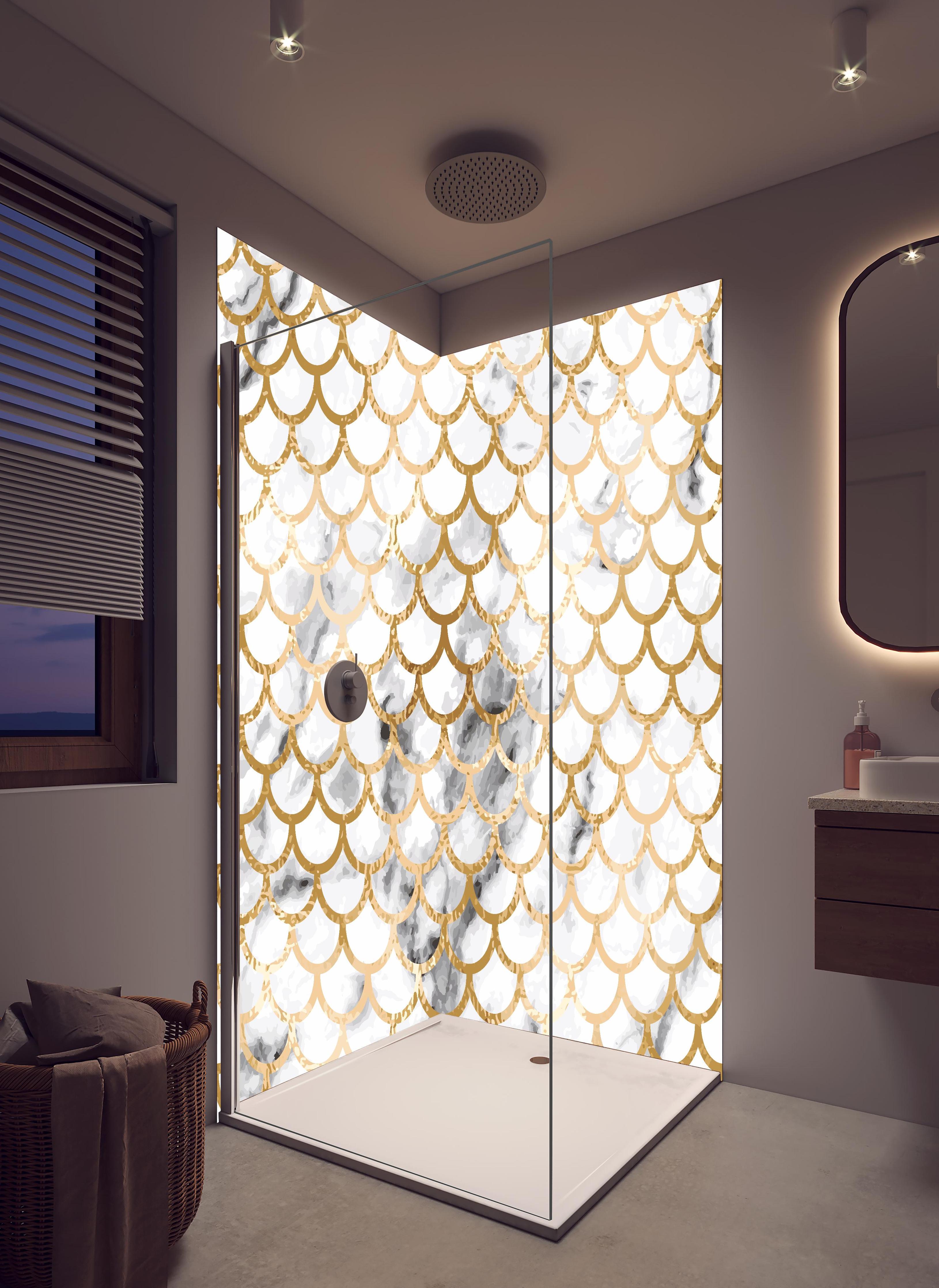 Duschrückwand - Elegantes Gold Marmor Skalenmuster Design in hellem Badezimmer mit Regenduschkopf - zweiteilige Eck-Duschrückwand