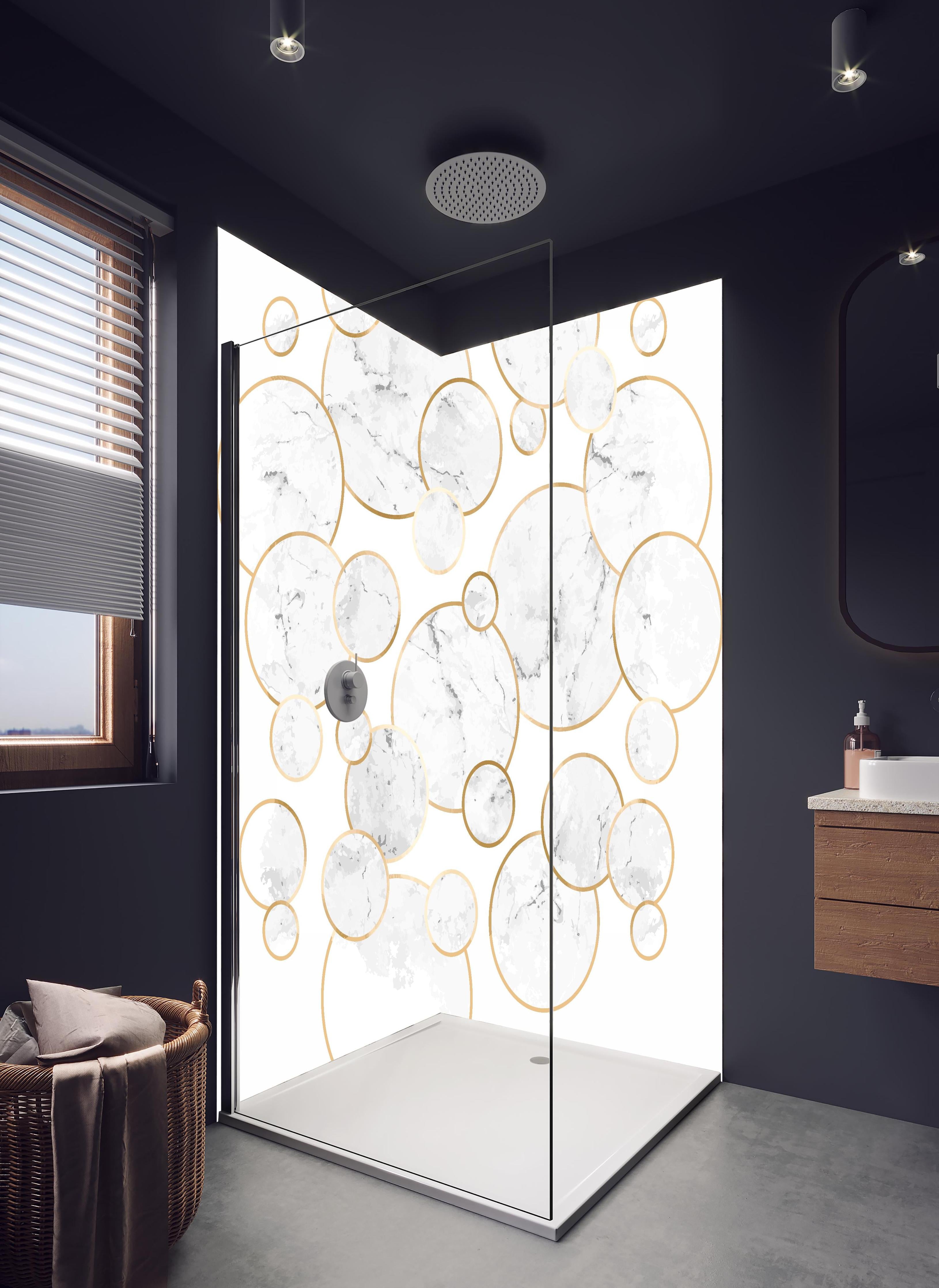 Duschrückwand - Elegantes Marmorkreis-Muster in Weiß-Gold in hellem Badezimmer mit Regenduschkopf - zweiteilige Eck-Duschrückwand