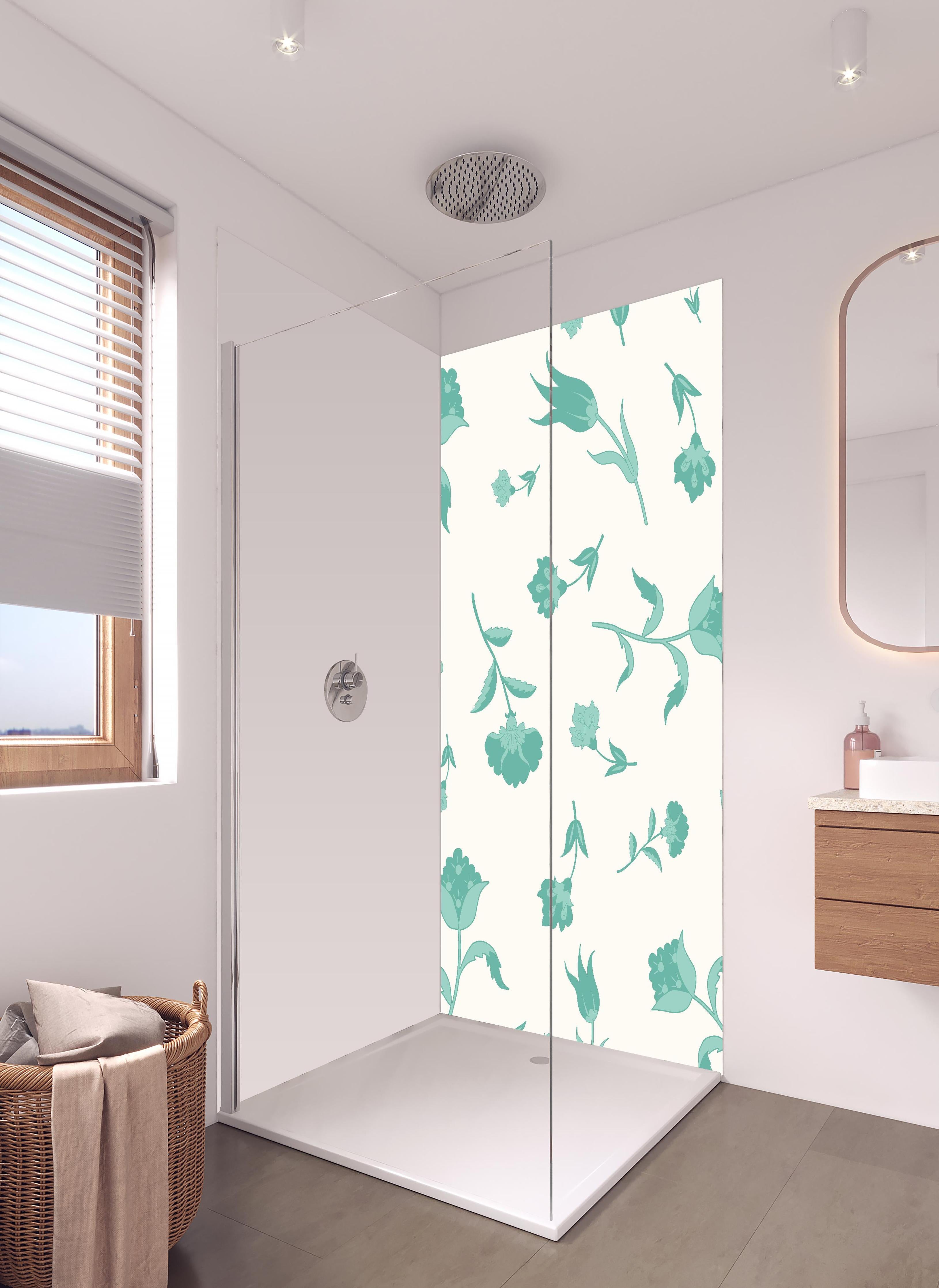 Duschrückwand - Elegantes Türkis-Weißes Blumenmuster in hellem Badezimmer mit Regenduschkopf - zweiteilige Eck-Duschrückwand