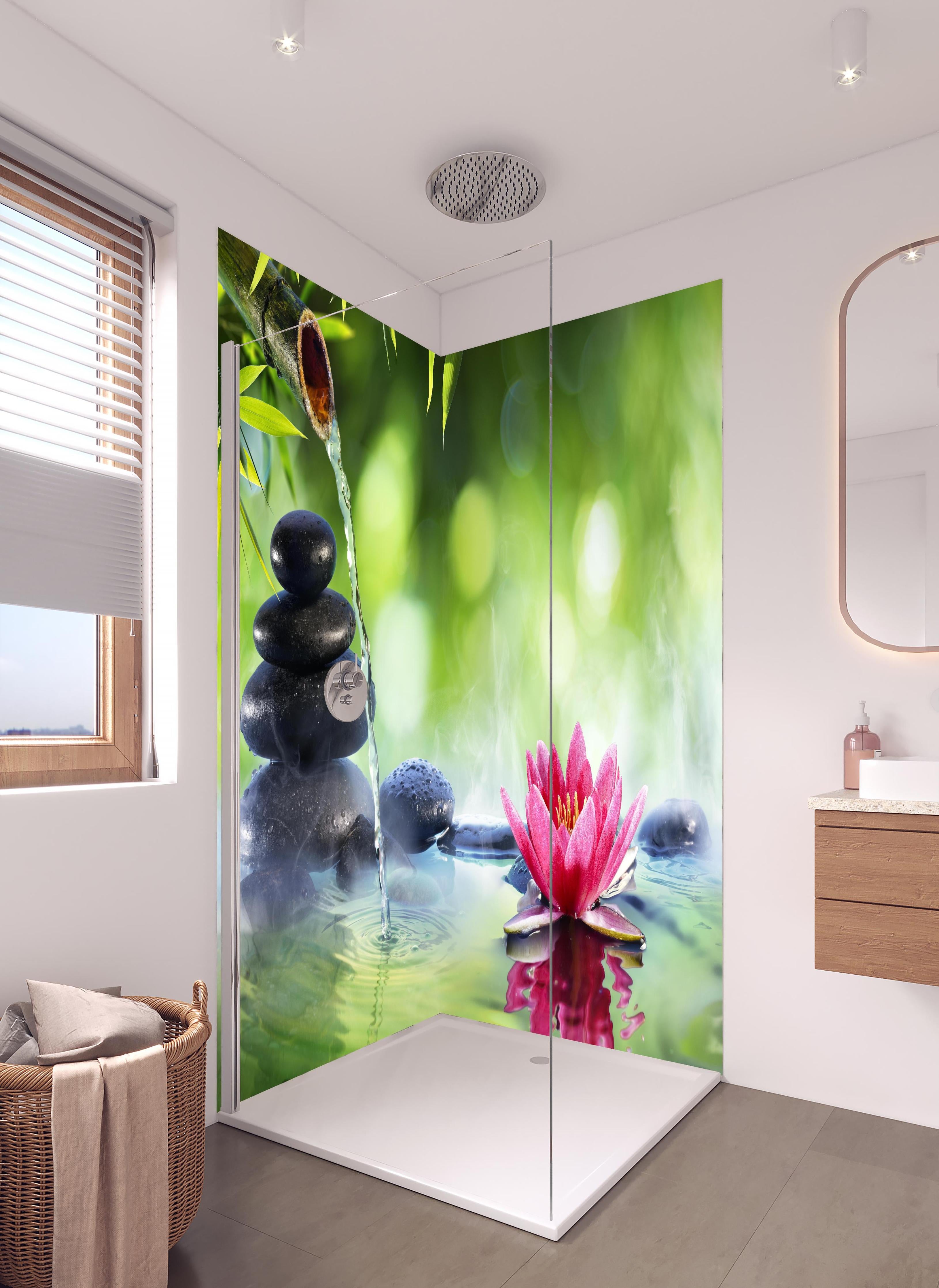 Duschrückwand - Entspannende Zen-Steine und pinkfarbene Lotusblüte in hellem Badezimmer mit Regenduschkopf - zweiteilige Eck-Duschrückwand