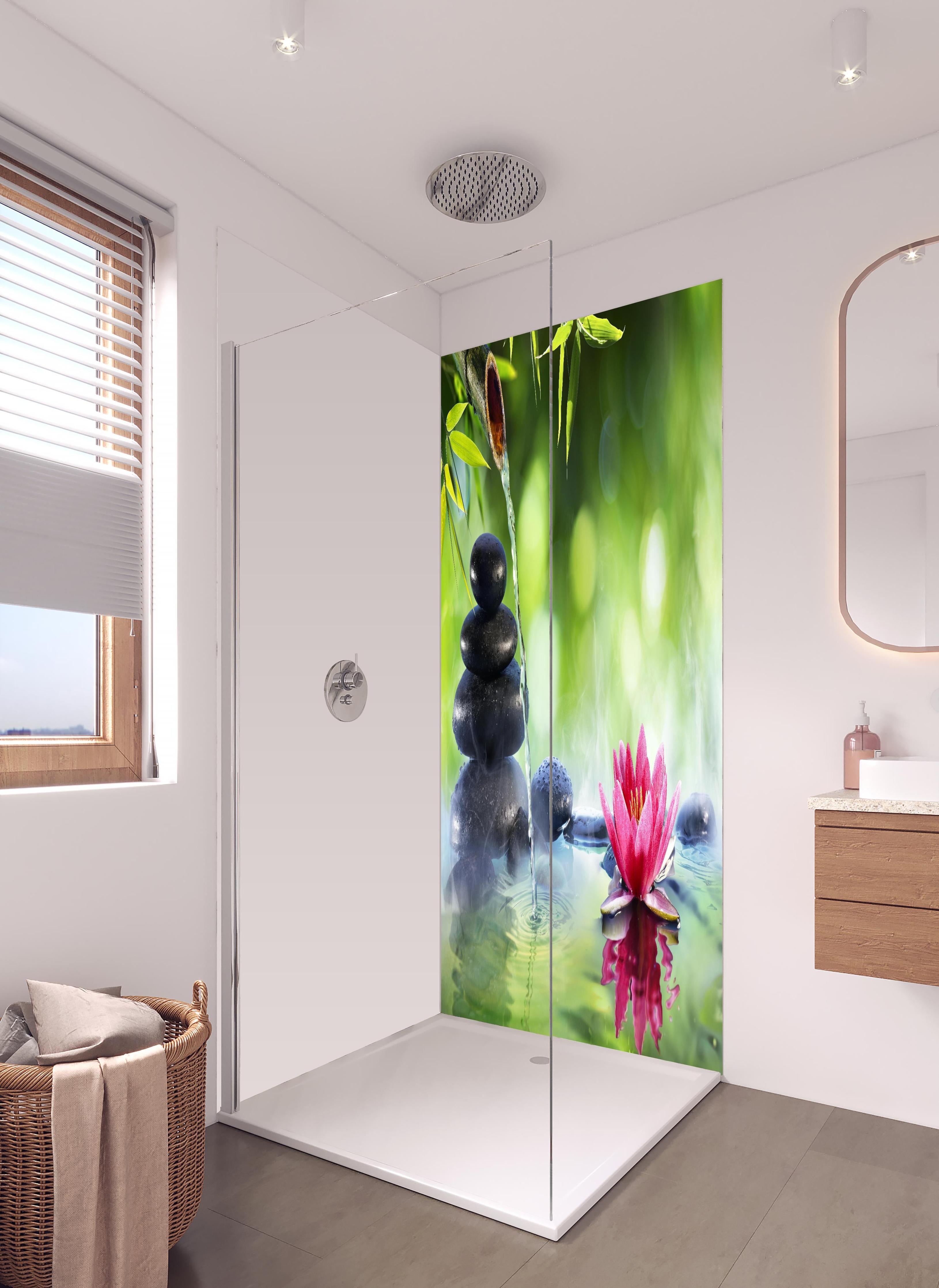Duschrückwand - Entspannende Zen-Steine und pinkfarbene Lotusblüte in hellem Badezimmer mit Regenduschkopf - zweiteilige Eck-Duschrückwand