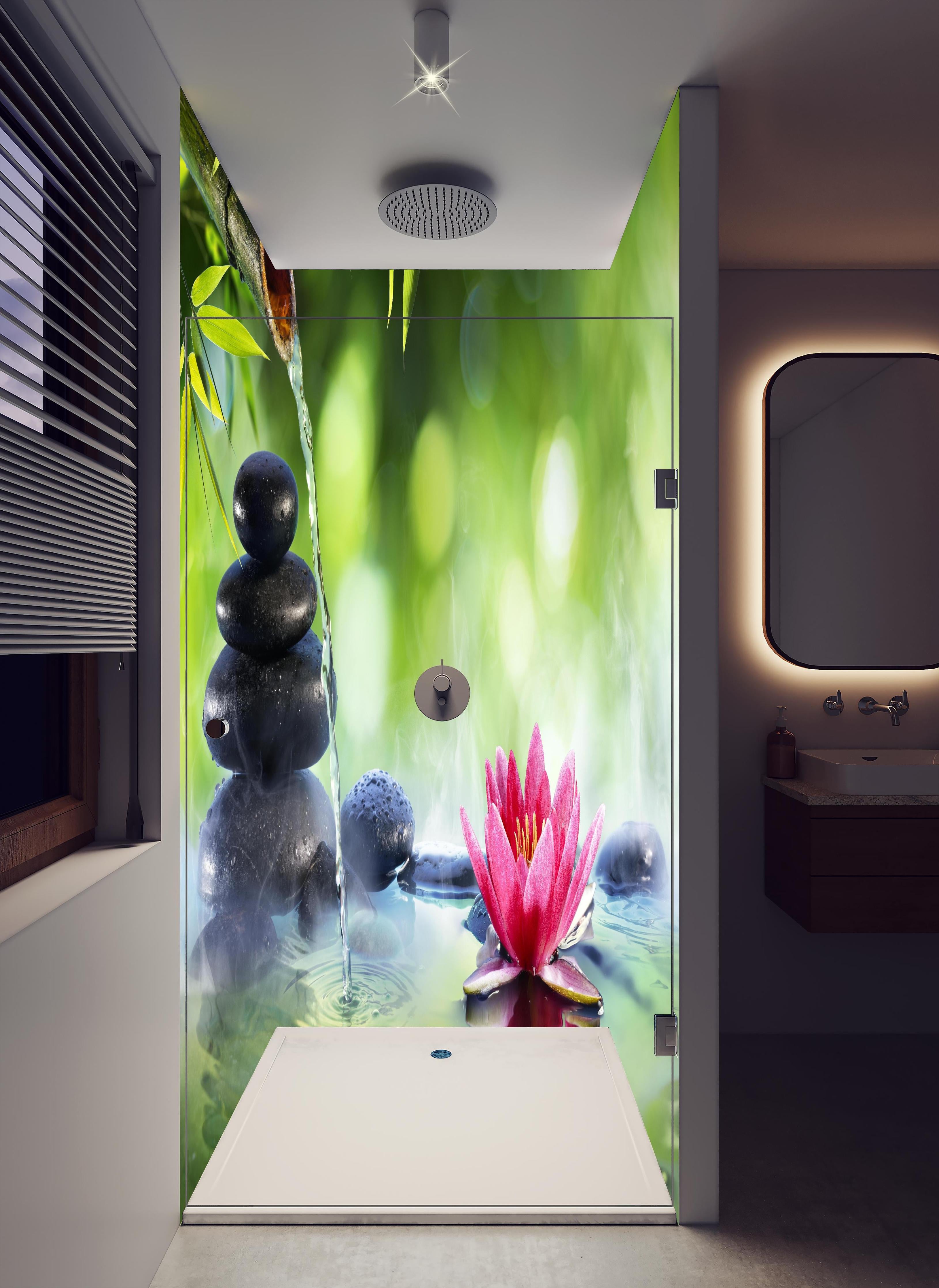 Duschrückwand - Entspannende Zen-Steine und pinkfarbene Lotusblüte in hellem Badezimmer mit Regenduschkopf - zweiteilige Eck-Duschrückwand