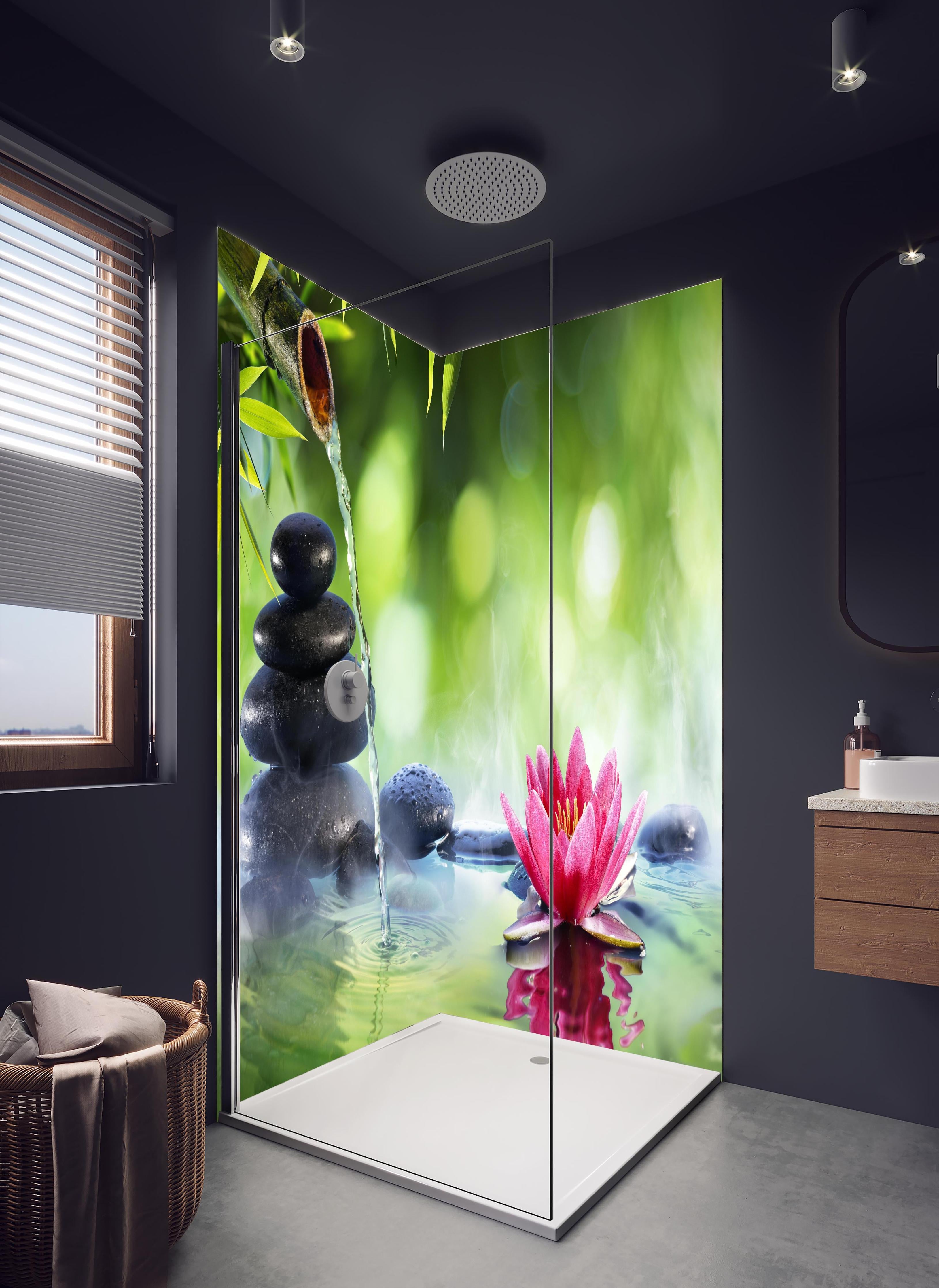 Duschrückwand - Entspannende Zen-Steine und pinkfarbene Lotusblüte in hellem Badezimmer mit Regenduschkopf - zweiteilige Eck-Duschrückwand