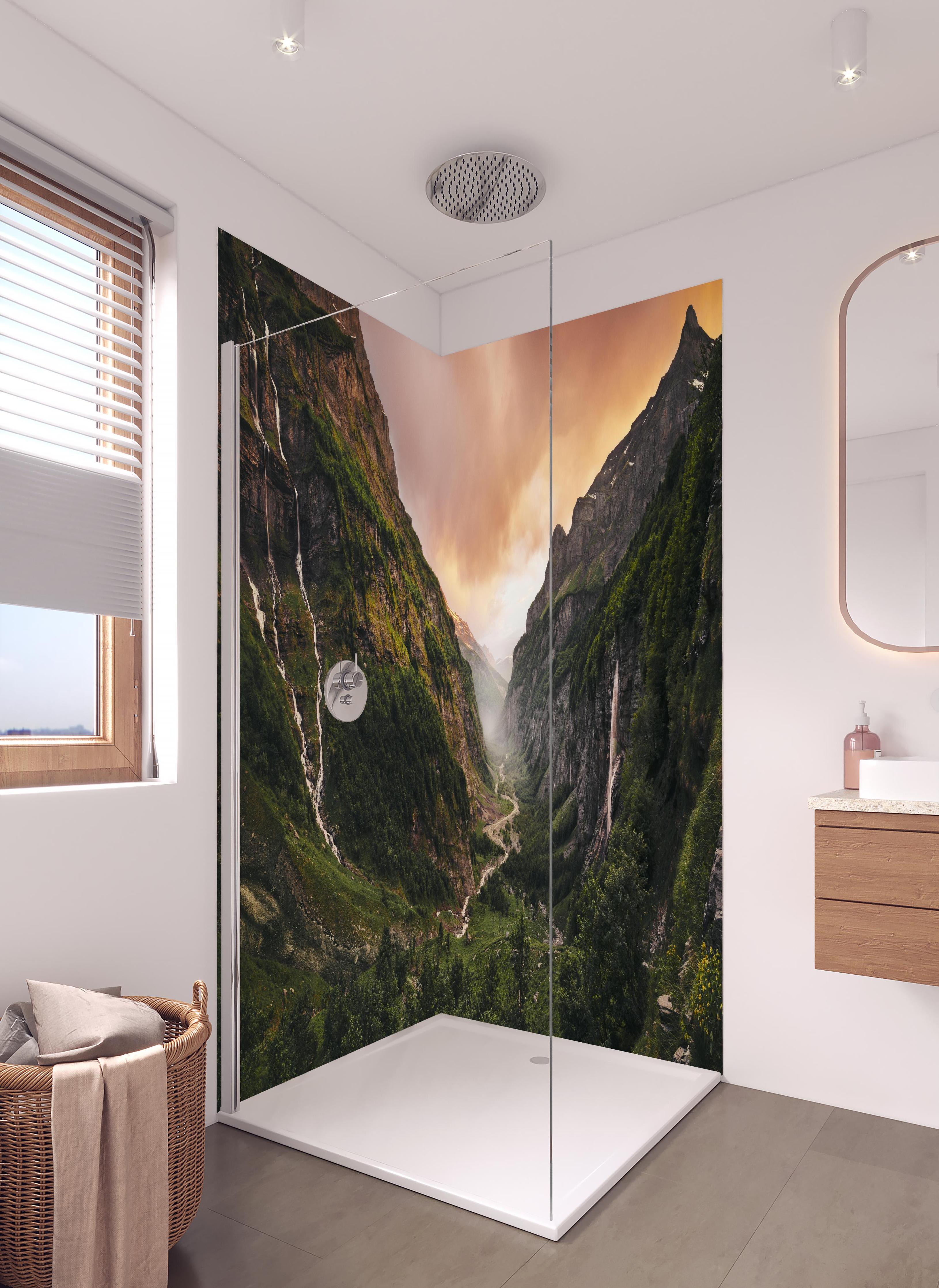 Duschrückwand - Epische Alpenlandschaft mit Sonnenuntergang in hellem Badezimmer mit Regenduschkopf - zweiteilige Eck-Duschrückwand