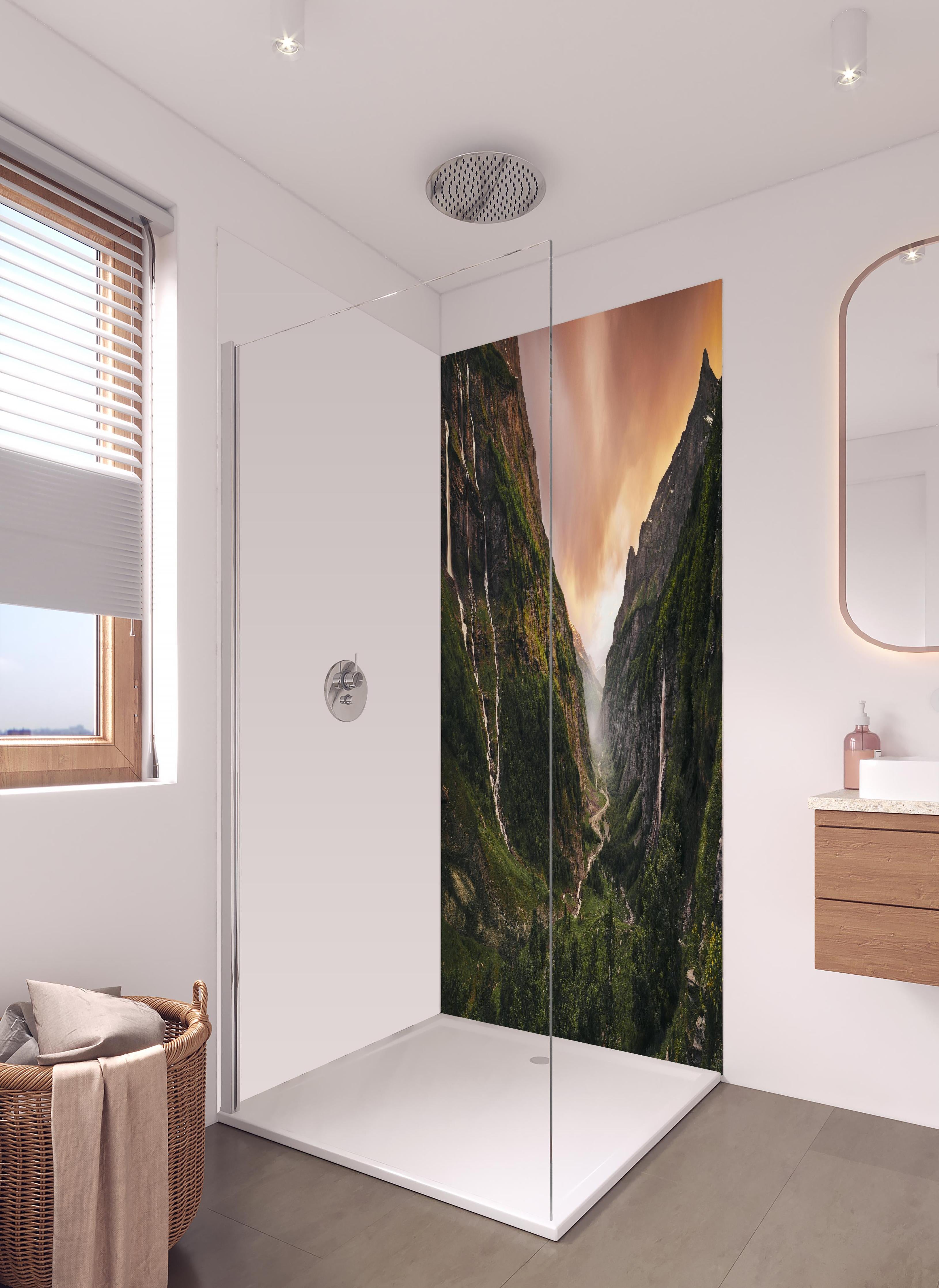 Duschrückwand - Epische Alpenlandschaft mit Sonnenuntergang in hellem Badezimmer mit Regenduschkopf - zweiteilige Eck-Duschrückwand