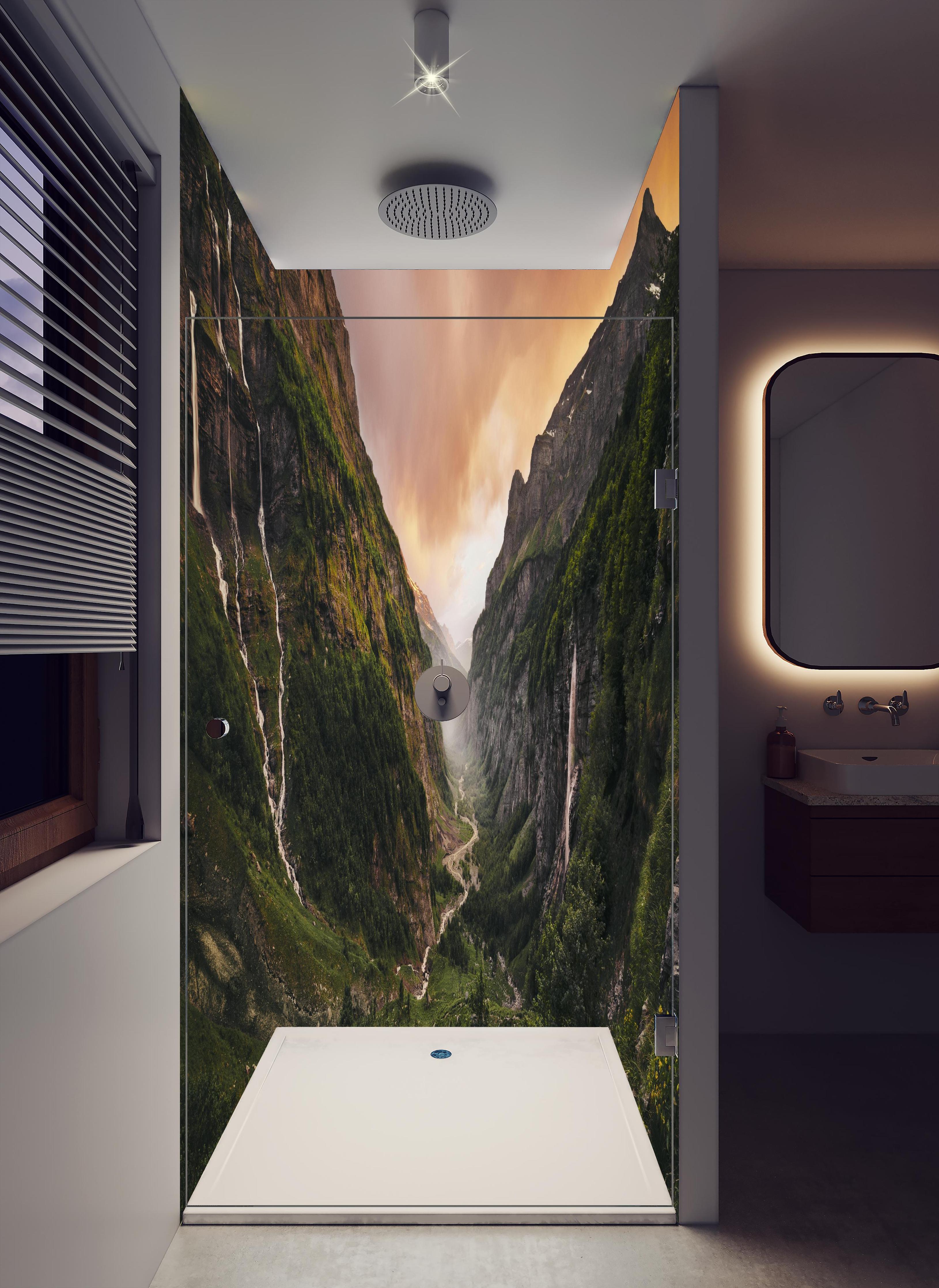 Duschrückwand - Epische Alpenlandschaft mit Sonnenuntergang in hellem Badezimmer mit Regenduschkopf - zweiteilige Eck-Duschrückwand