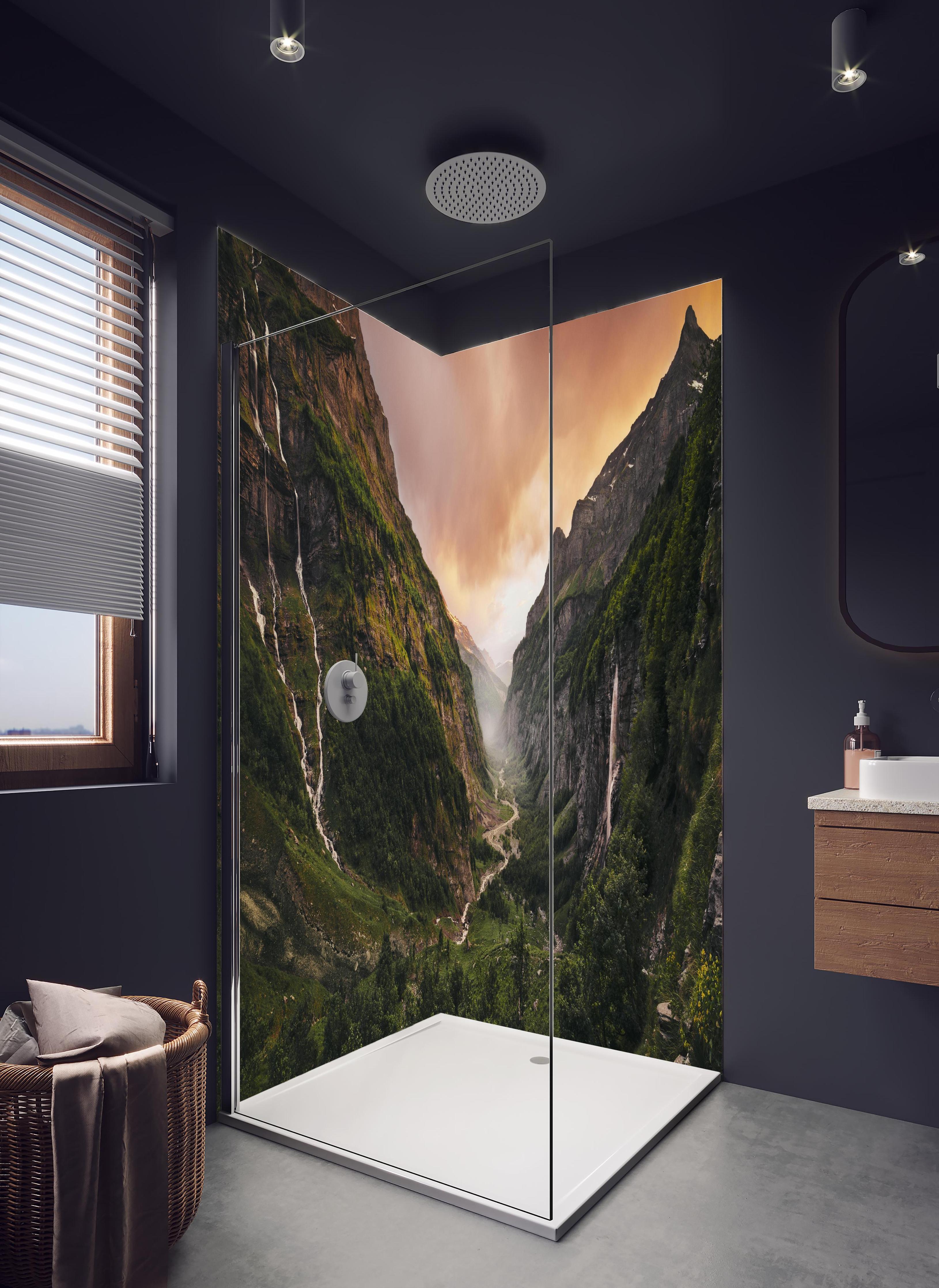 Duschrückwand - Epische Alpenlandschaft mit Sonnenuntergang in hellem Badezimmer mit Regenduschkopf - zweiteilige Eck-Duschrückwand