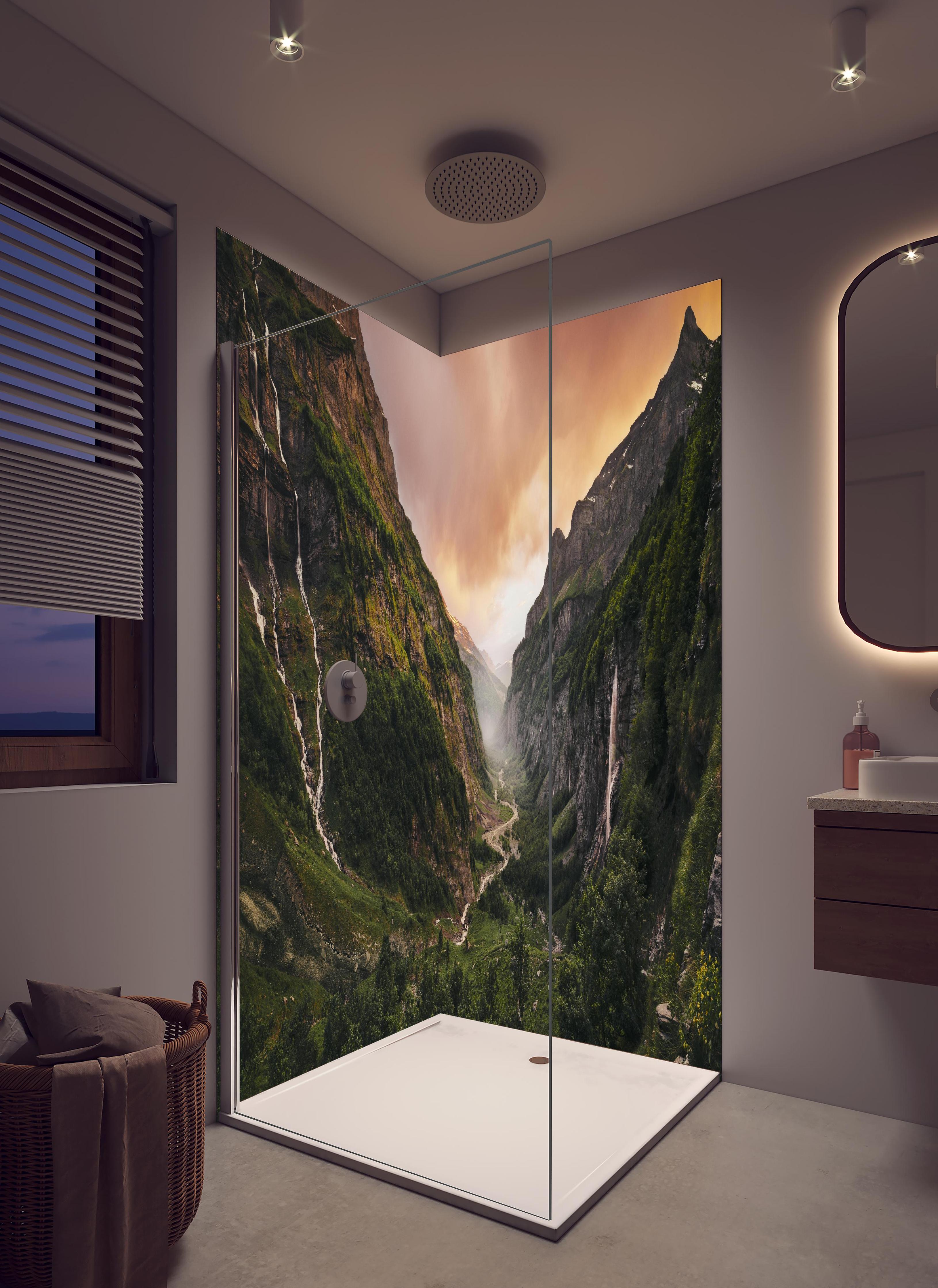 Duschrückwand - Epische Alpenlandschaft mit Sonnenuntergang in hellem Badezimmer mit Regenduschkopf - zweiteilige Eck-Duschrückwand