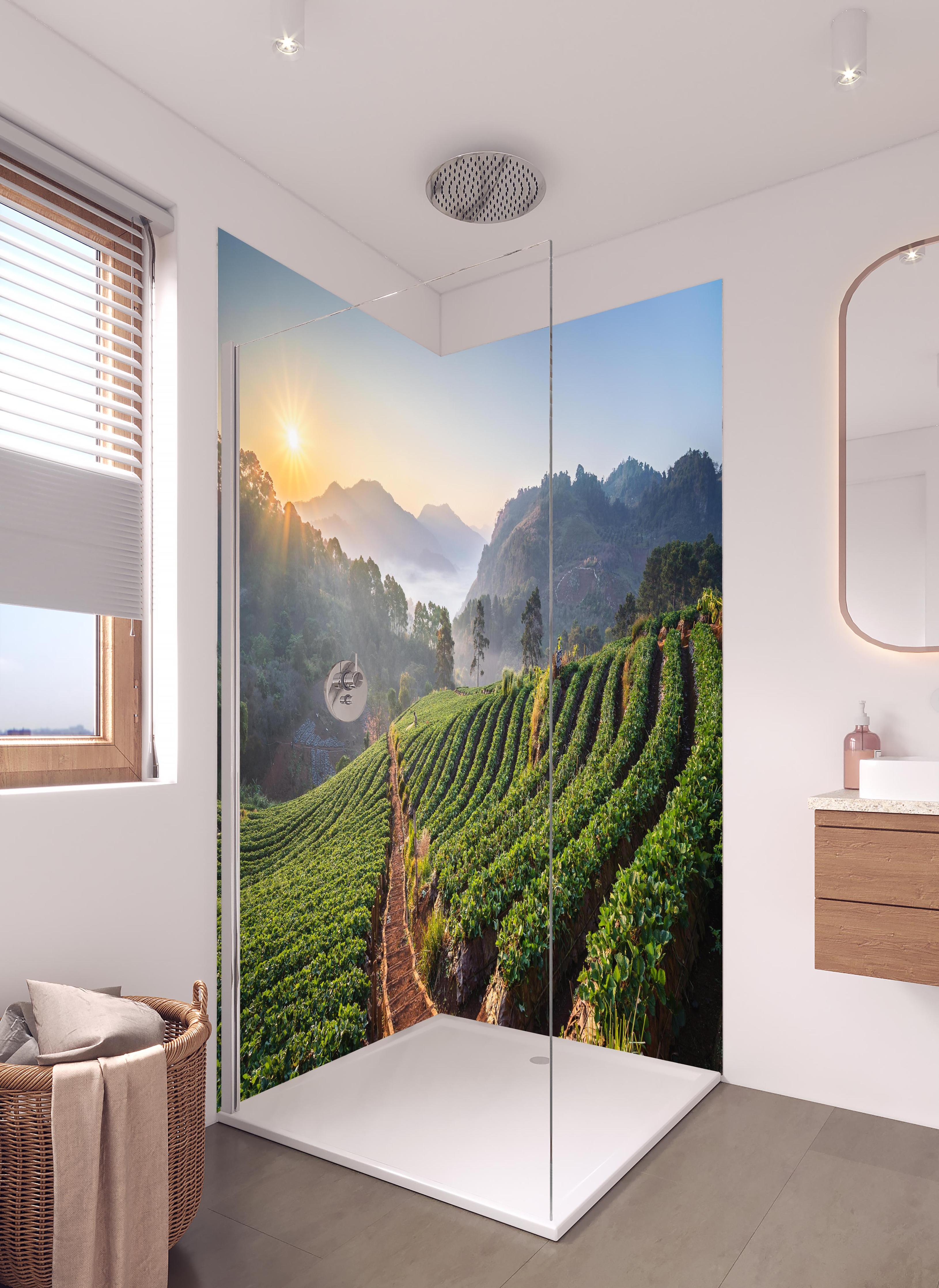 Duschrückwand - Erdbeerfeld in Chiang Mai in hellem Badezimmer mit Regenduschkopf - zweiteilige Eck-Duschrückwand