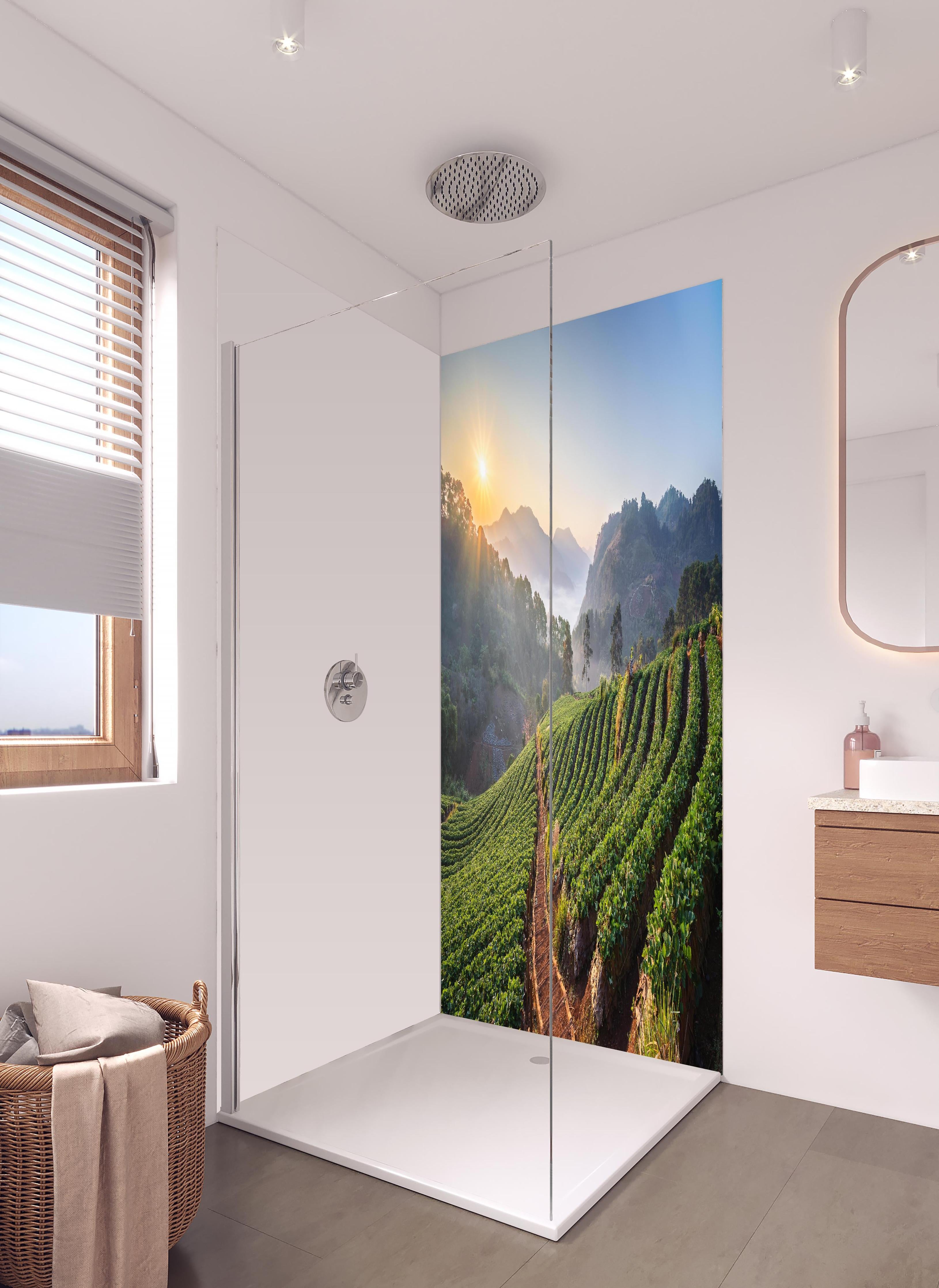 Duschrückwand - Erdbeerfeld in Chiang Mai in hellem Badezimmer mit Regenduschkopf - zweiteilige Eck-Duschrückwand