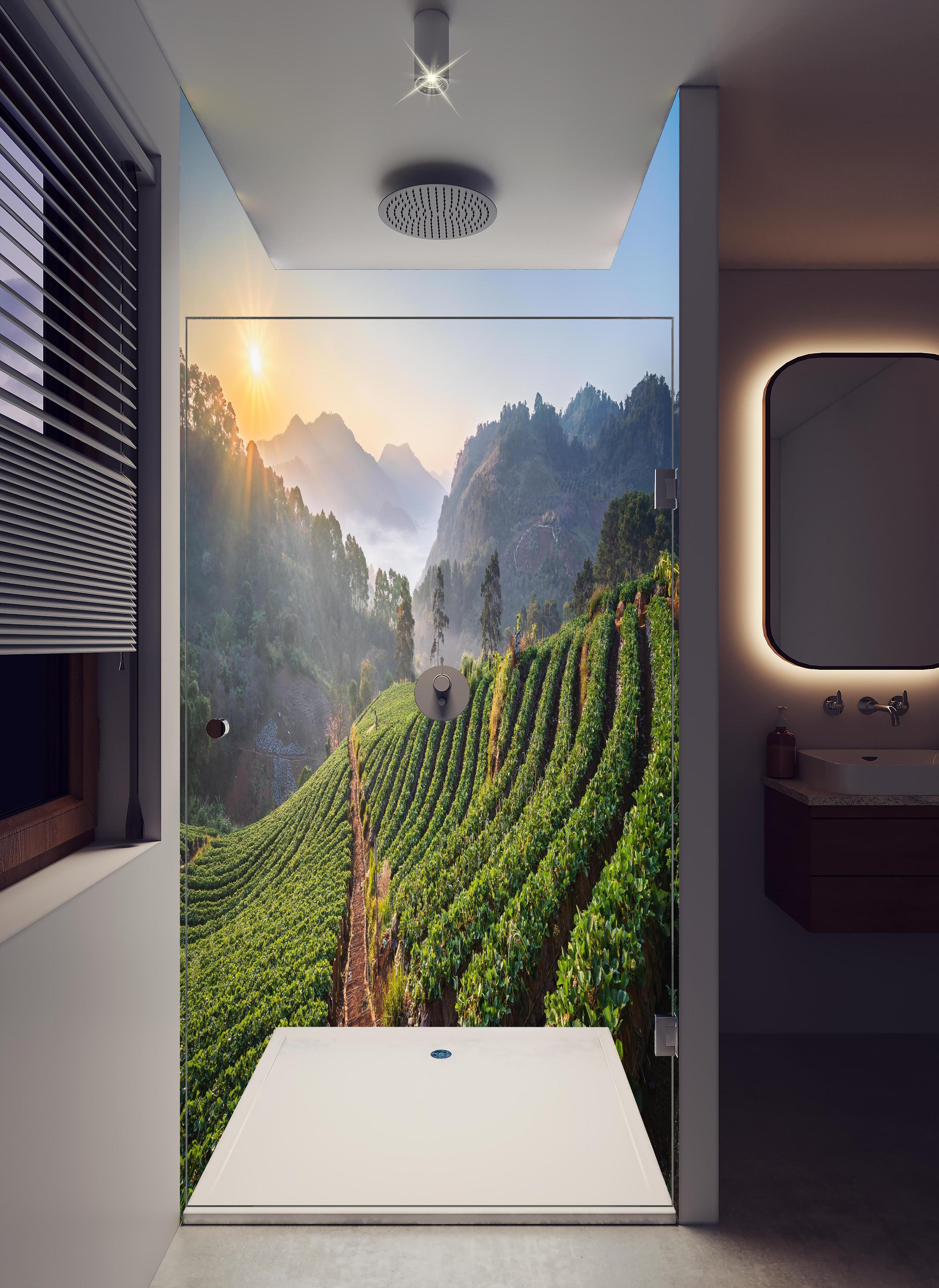 Duschrückwand - Erdbeerfeld in Chiang Mai in hellem Badezimmer mit Regenduschkopf - zweiteilige Eck-Duschrückwand