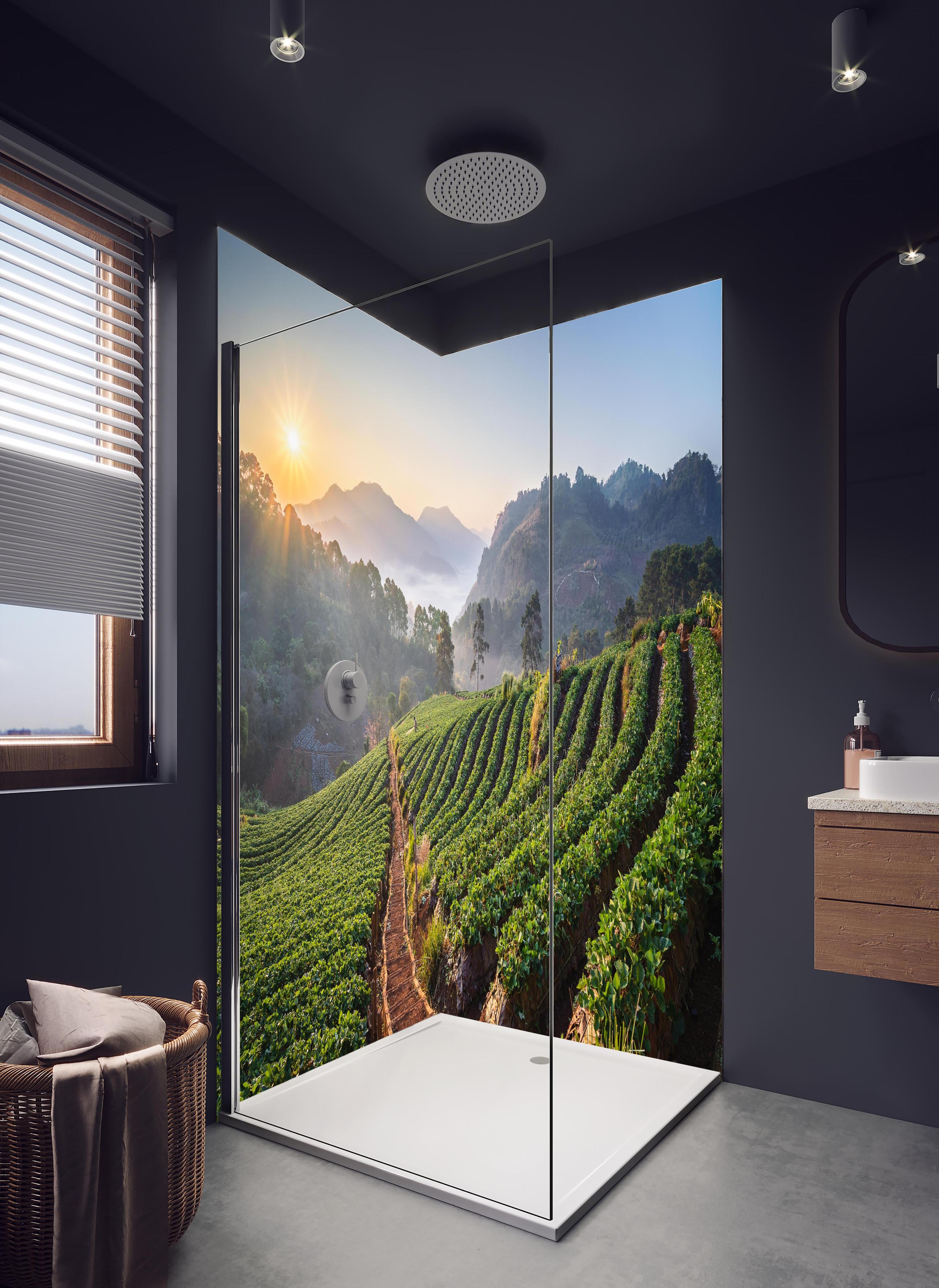 Duschrückwand - Erdbeerfeld in Chiang Mai in hellem Badezimmer mit Regenduschkopf - zweiteilige Eck-Duschrückwand