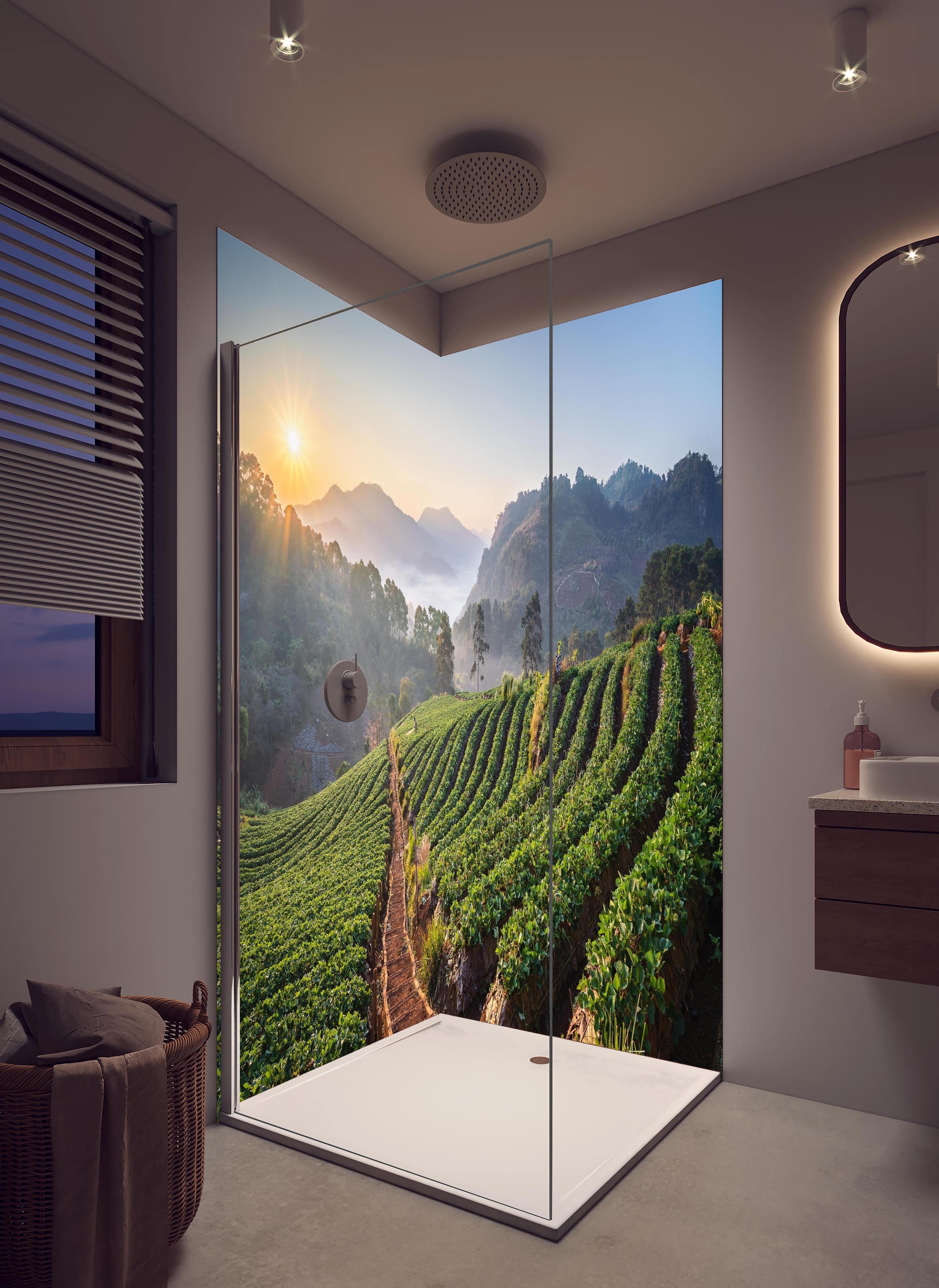 Duschrückwand - Erdbeerfeld in Chiang Mai in hellem Badezimmer mit Regenduschkopf - zweiteilige Eck-Duschrückwand