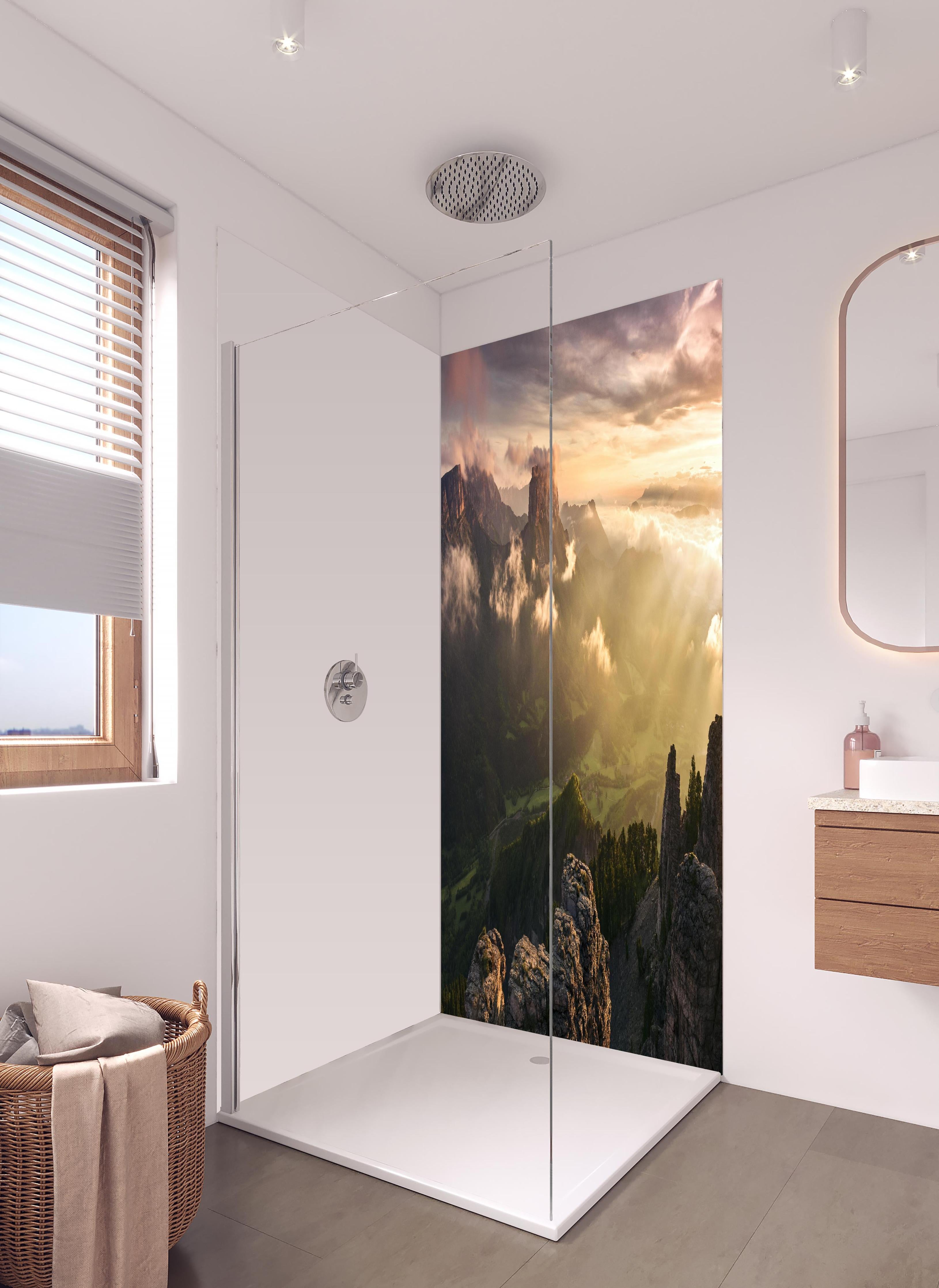 Duschrückwand - Erhabene Alpenszenerie im Morgengrauen in hellem Badezimmer mit Regenduschkopf - zweiteilige Eck-Duschrückwand