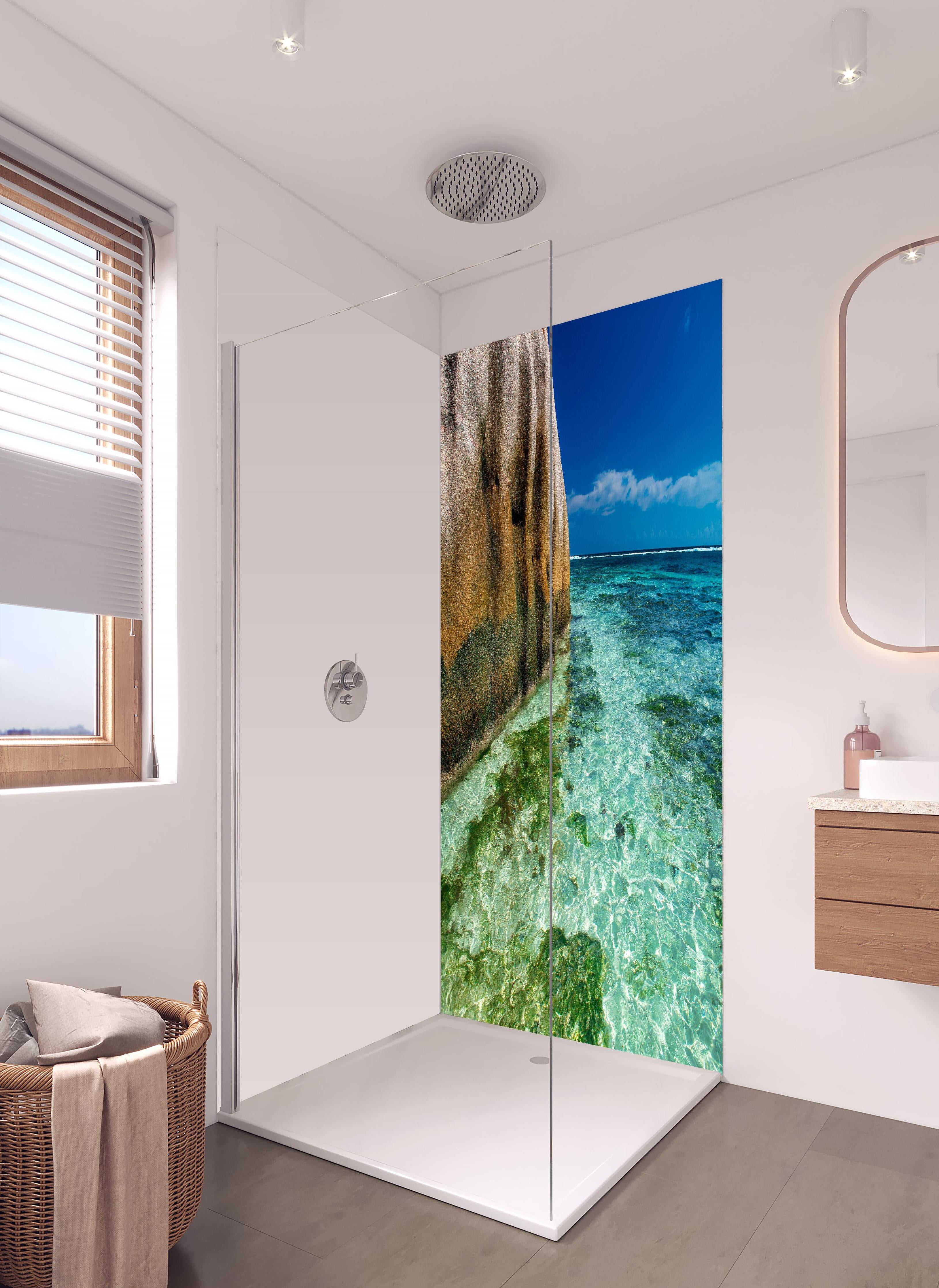 Duschrückwand - Erstaunliche Felsen am Strand Source d'Argent in hellem Badezimmer mit Regenduschkopf - zweiteilige Eck-Duschrückwand