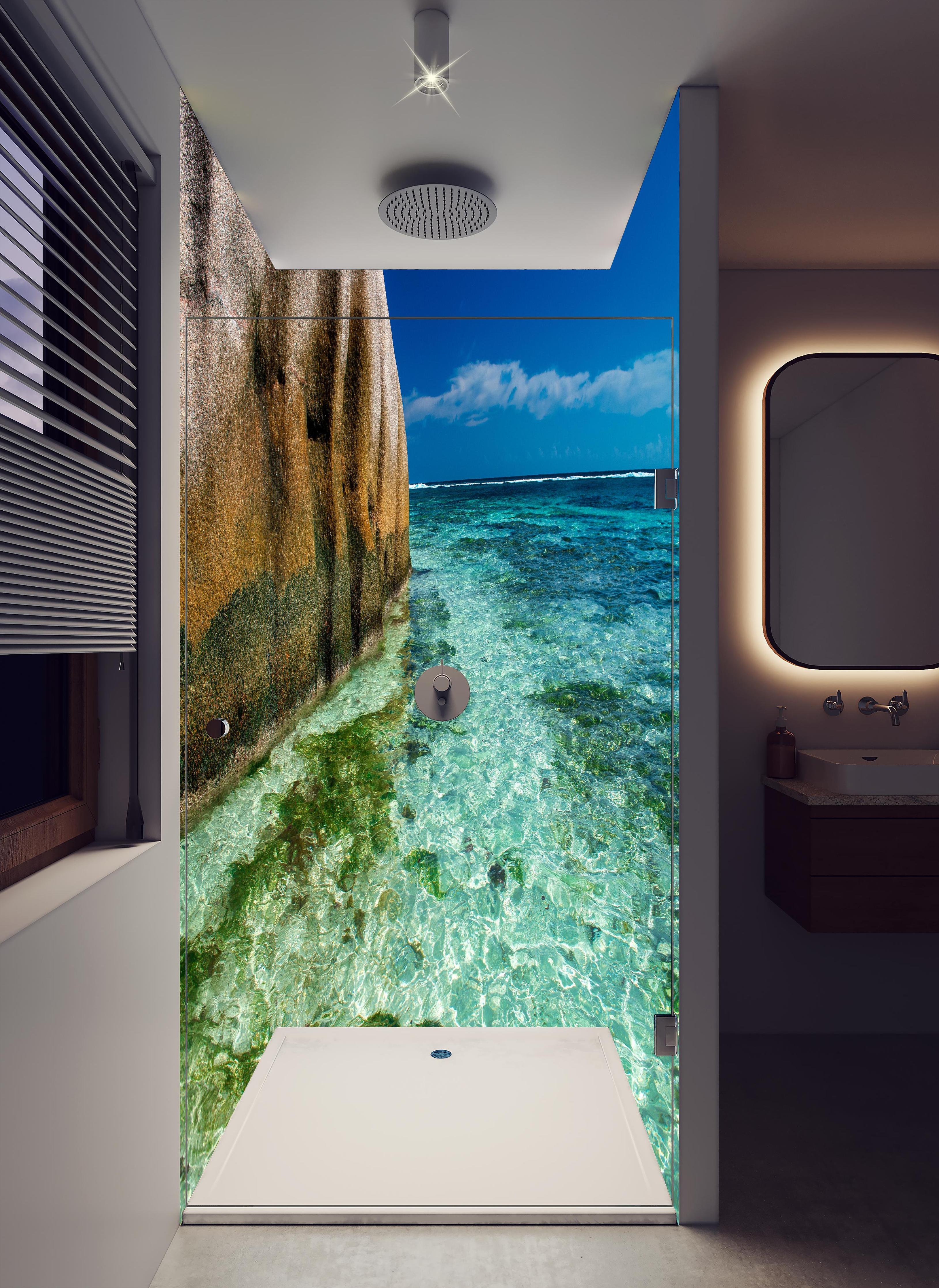 Duschrückwand - Erstaunliche Felsen am Strand Source d'Argent in hellem Badezimmer mit Regenduschkopf - zweiteilige Eck-Duschrückwand