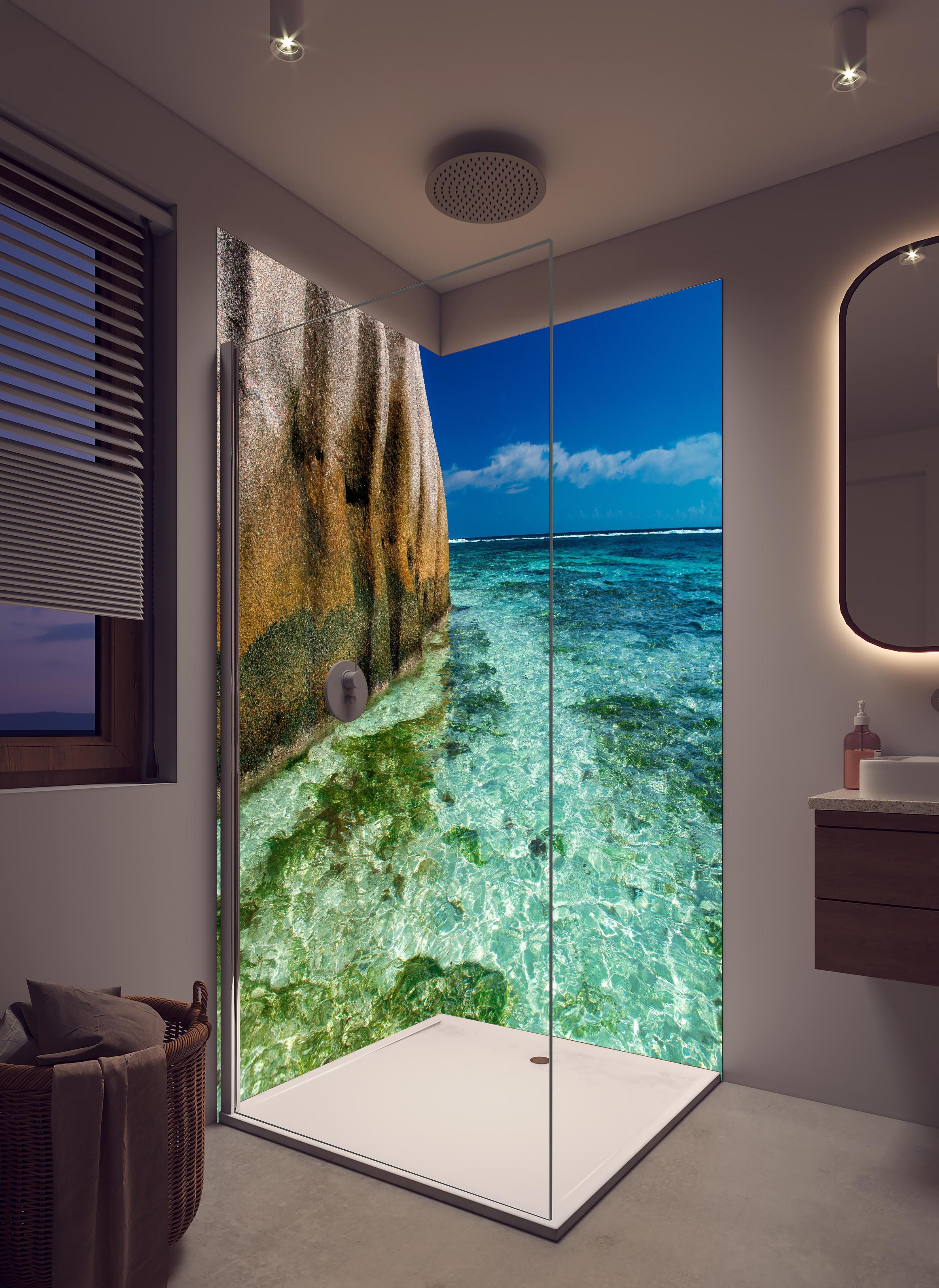 Duschrückwand - Erstaunliche Felsen am Strand Source d'Argent in hellem Badezimmer mit Regenduschkopf - zweiteilige Eck-Duschrückwand