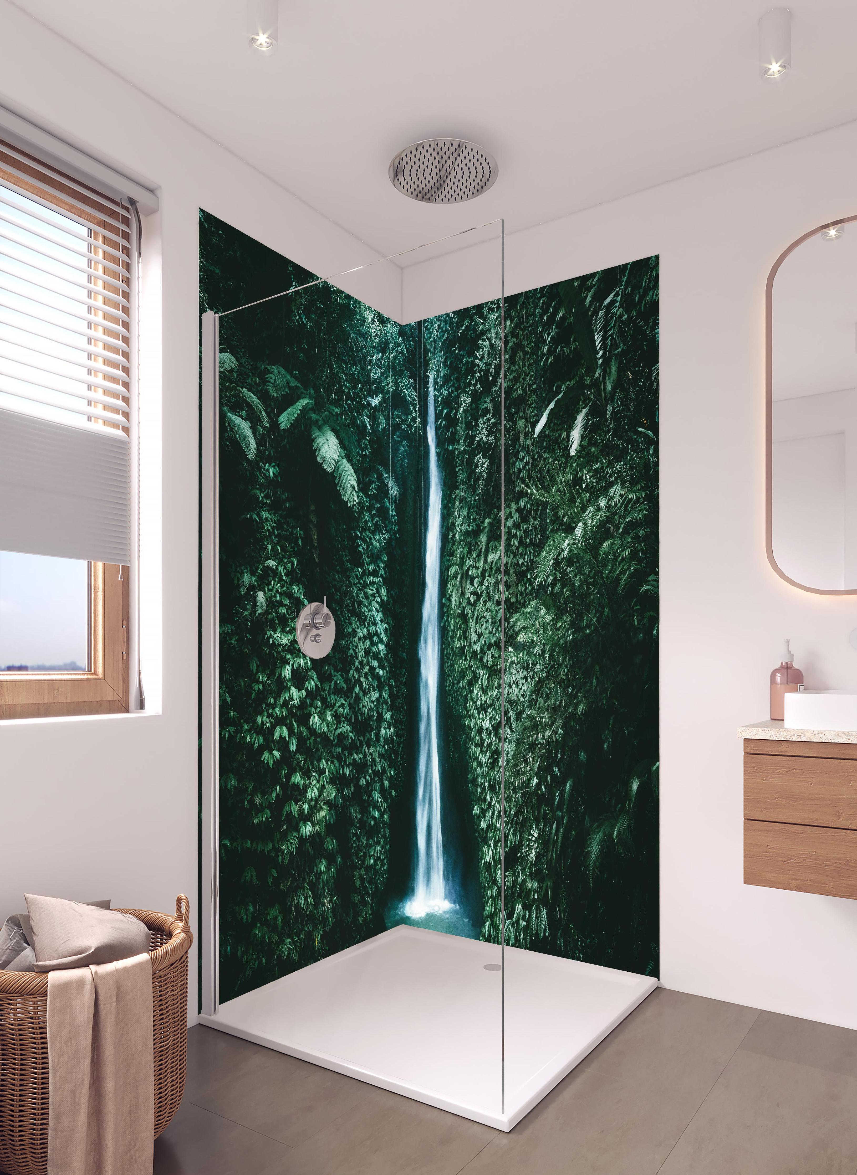 Duschrückwand - Erstaunlicher Wasserfall auf Bali in hellem Badezimmer mit Regenduschkopf - zweiteilige Eck-Duschrückwand