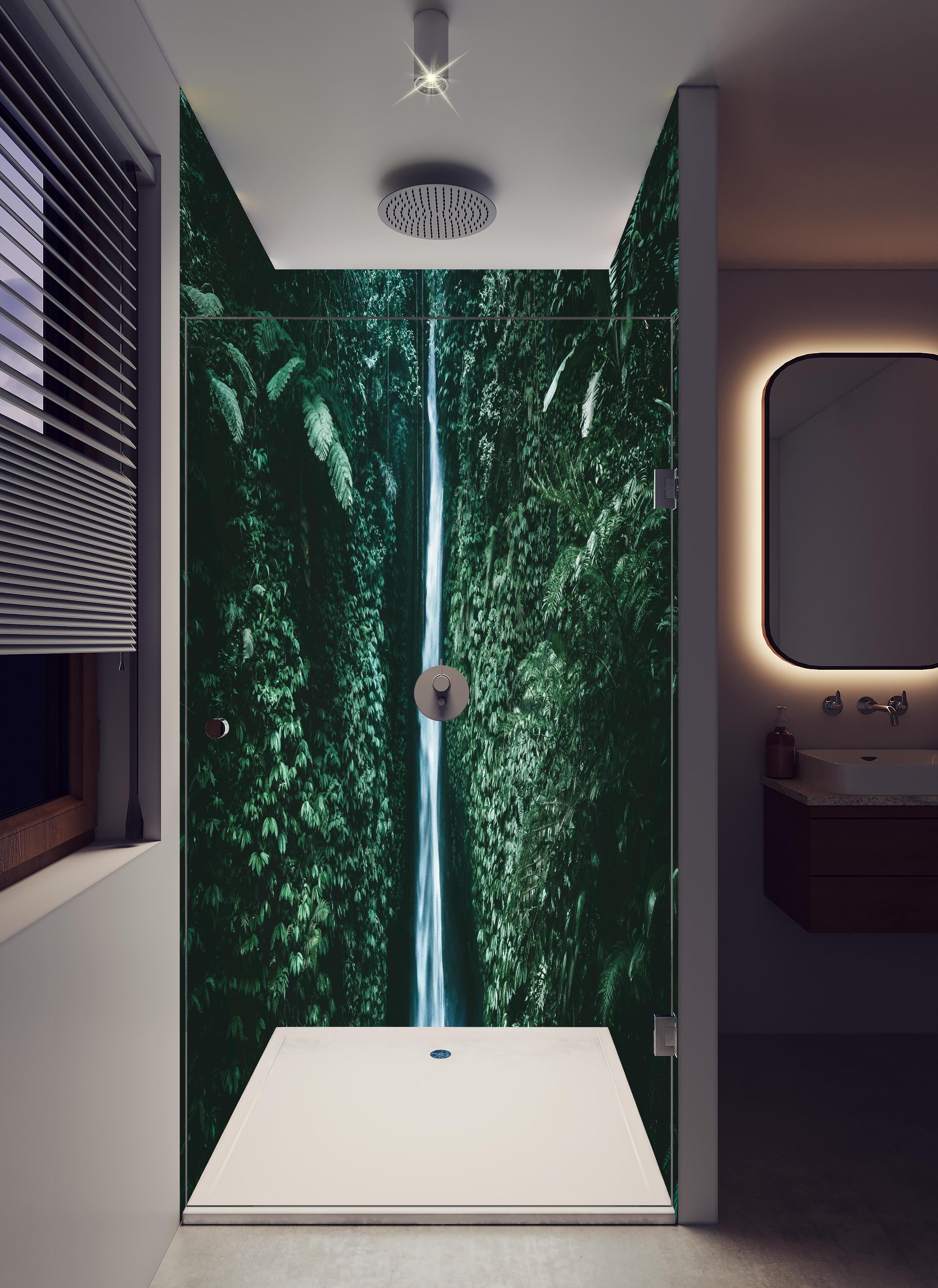 Duschrückwand - Erstaunlicher Wasserfall auf Bali in hellem Badezimmer mit Regenduschkopf - zweiteilige Eck-Duschrückwand