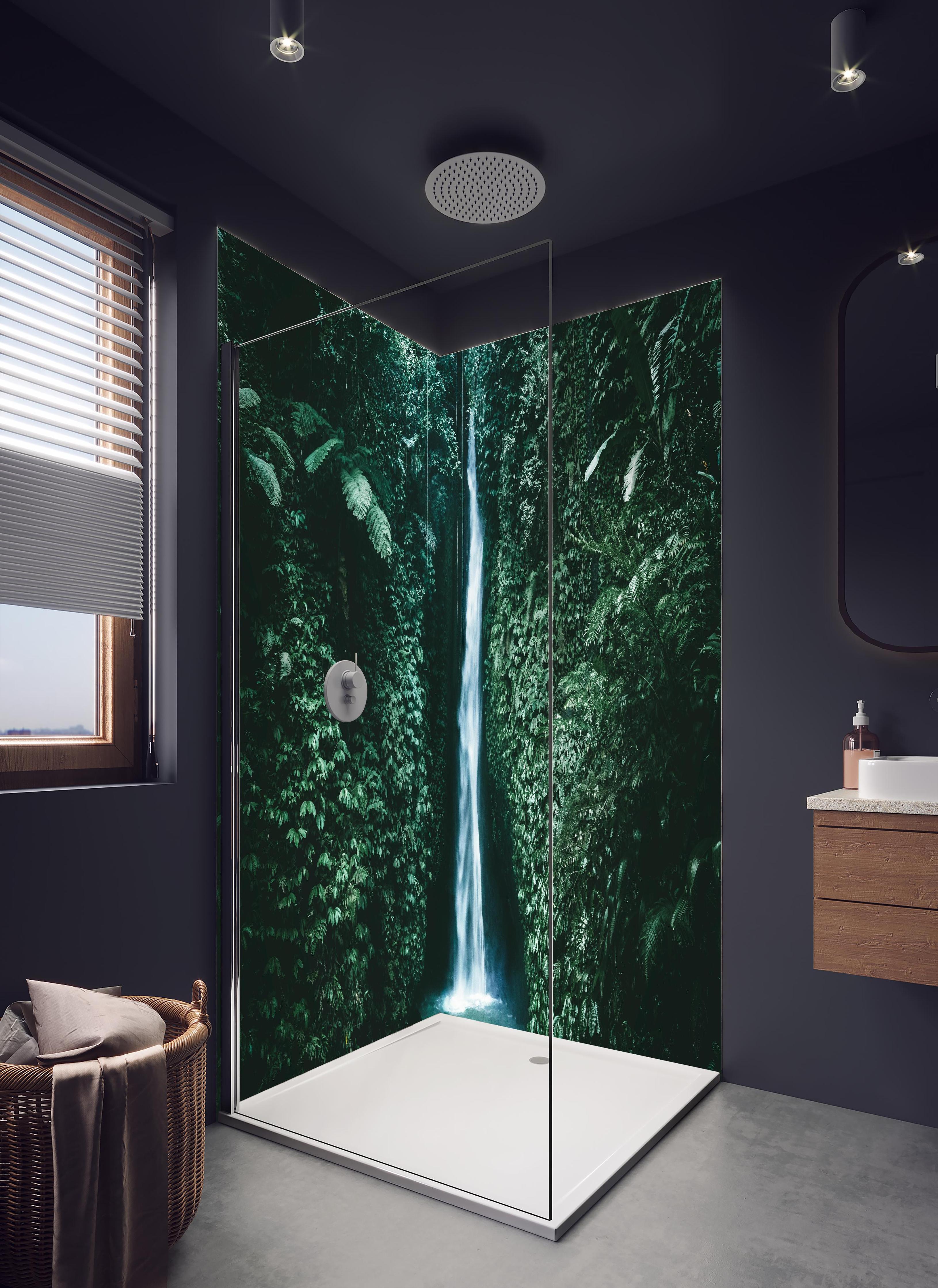 Duschrückwand - Erstaunlicher Wasserfall auf Bali in hellem Badezimmer mit Regenduschkopf - zweiteilige Eck-Duschrückwand