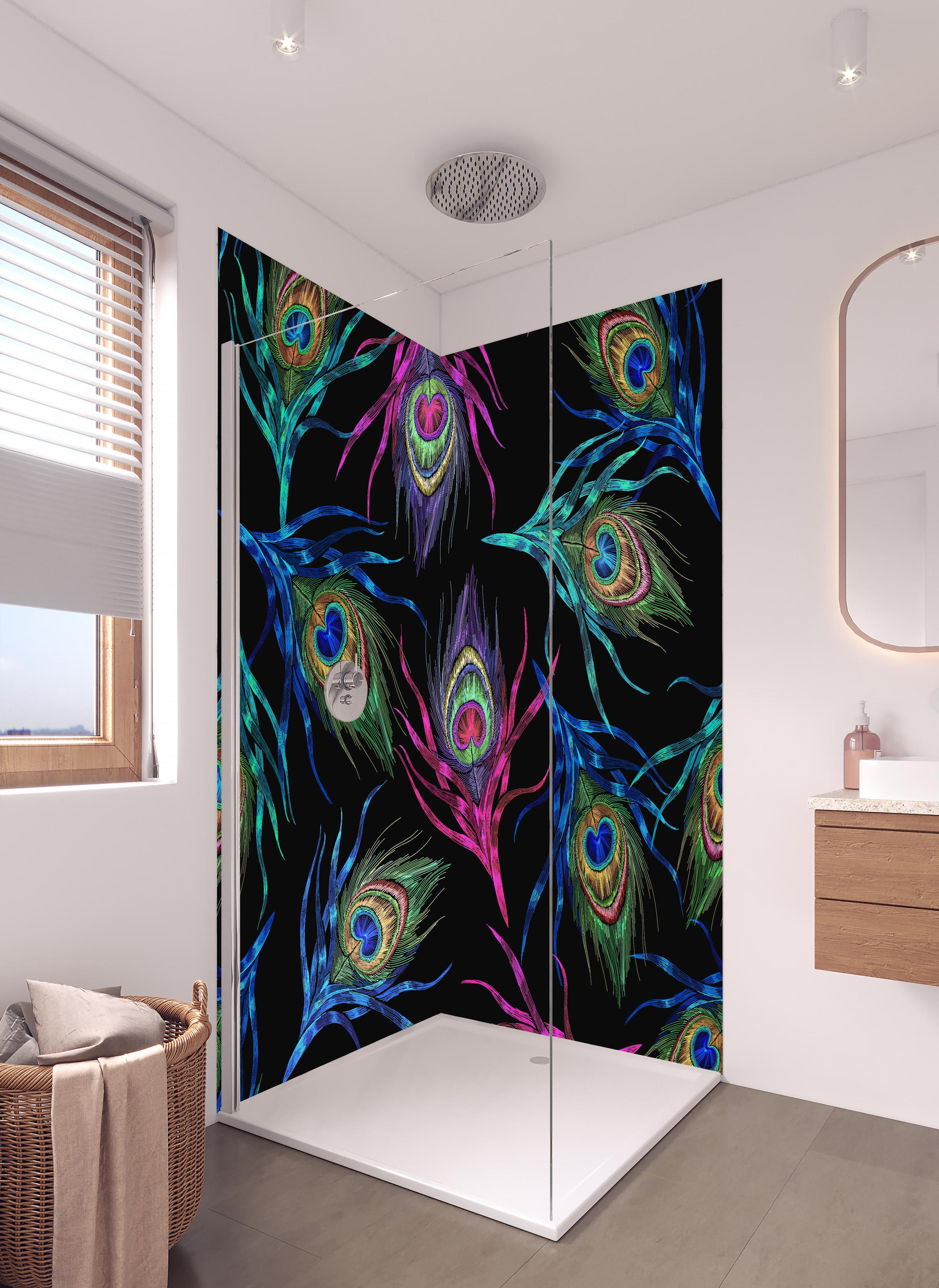 Duschrückwand - Exotische Pfauenfedern Nahtlos Pattern in hellem Badezimmer mit Regenduschkopf - zweiteilige Eck-Duschrückwand