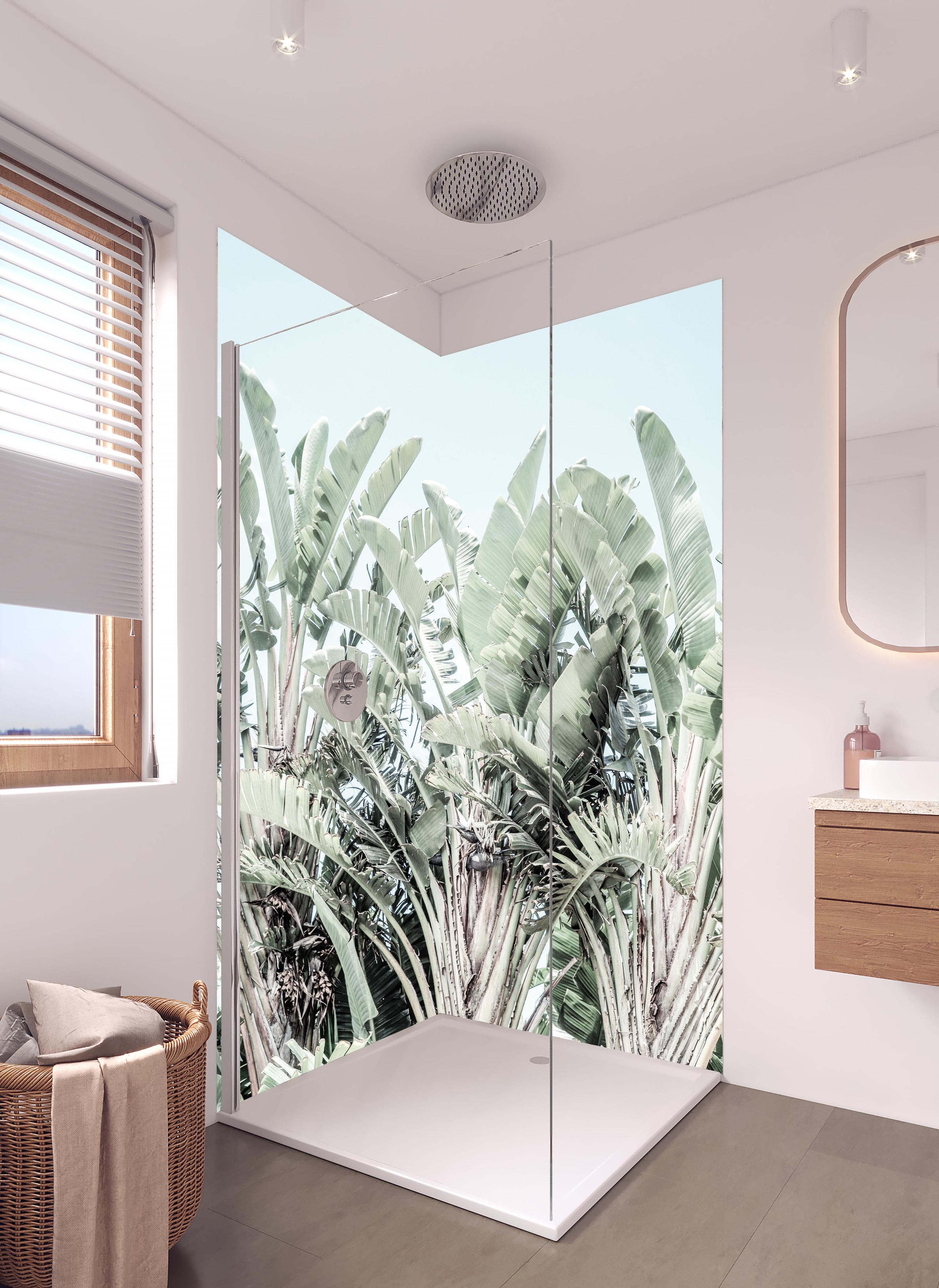 Duschrückwand - Exotische grün-weiße Palmenblätter in hellem Badezimmer mit Regenduschkopf - zweiteilige Eck-Duschrückwand