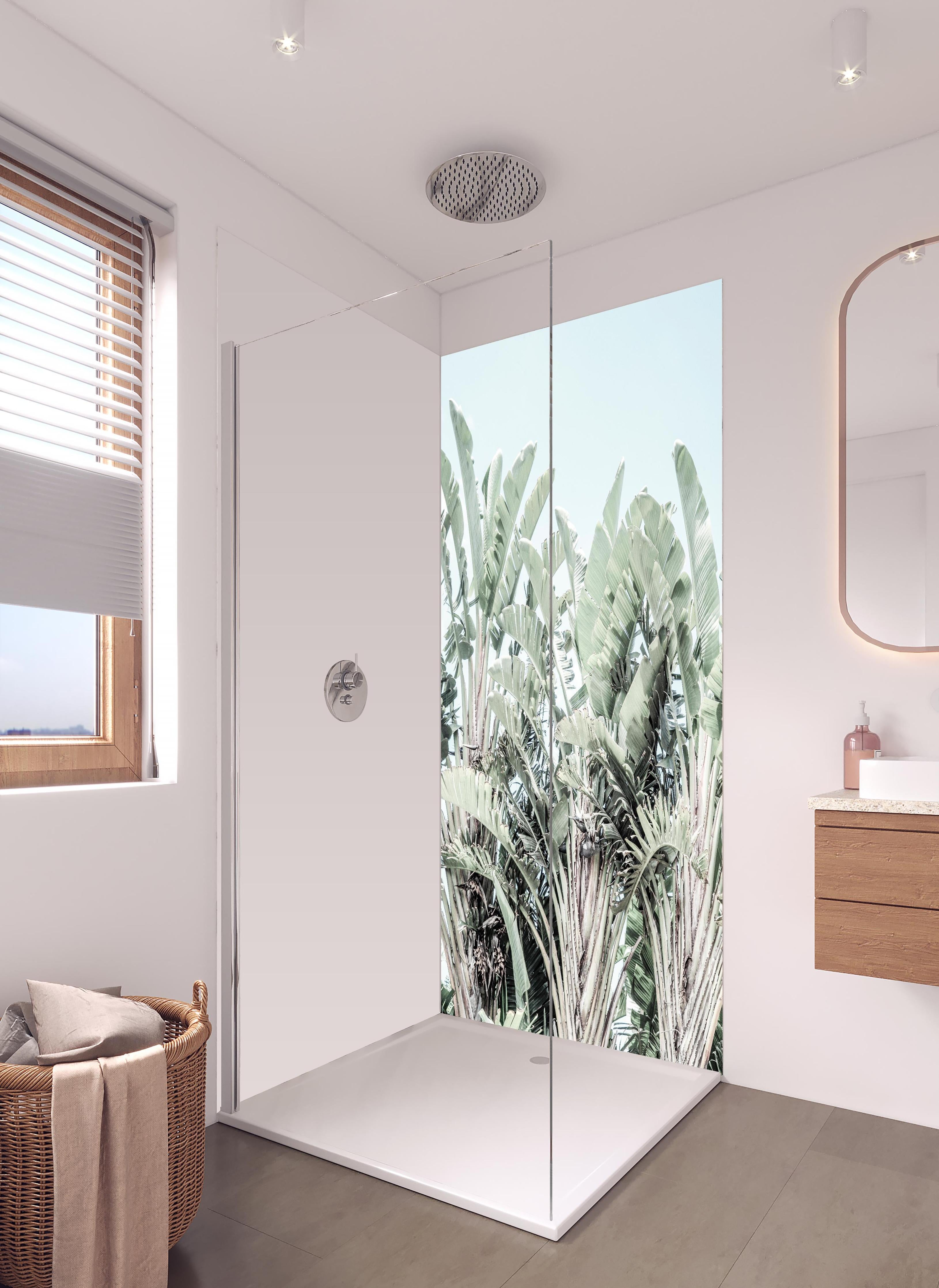 Duschrückwand - Exotische grün-weiße Palmenblätter in hellem Badezimmer mit Regenduschkopf - zweiteilige Eck-Duschrückwand