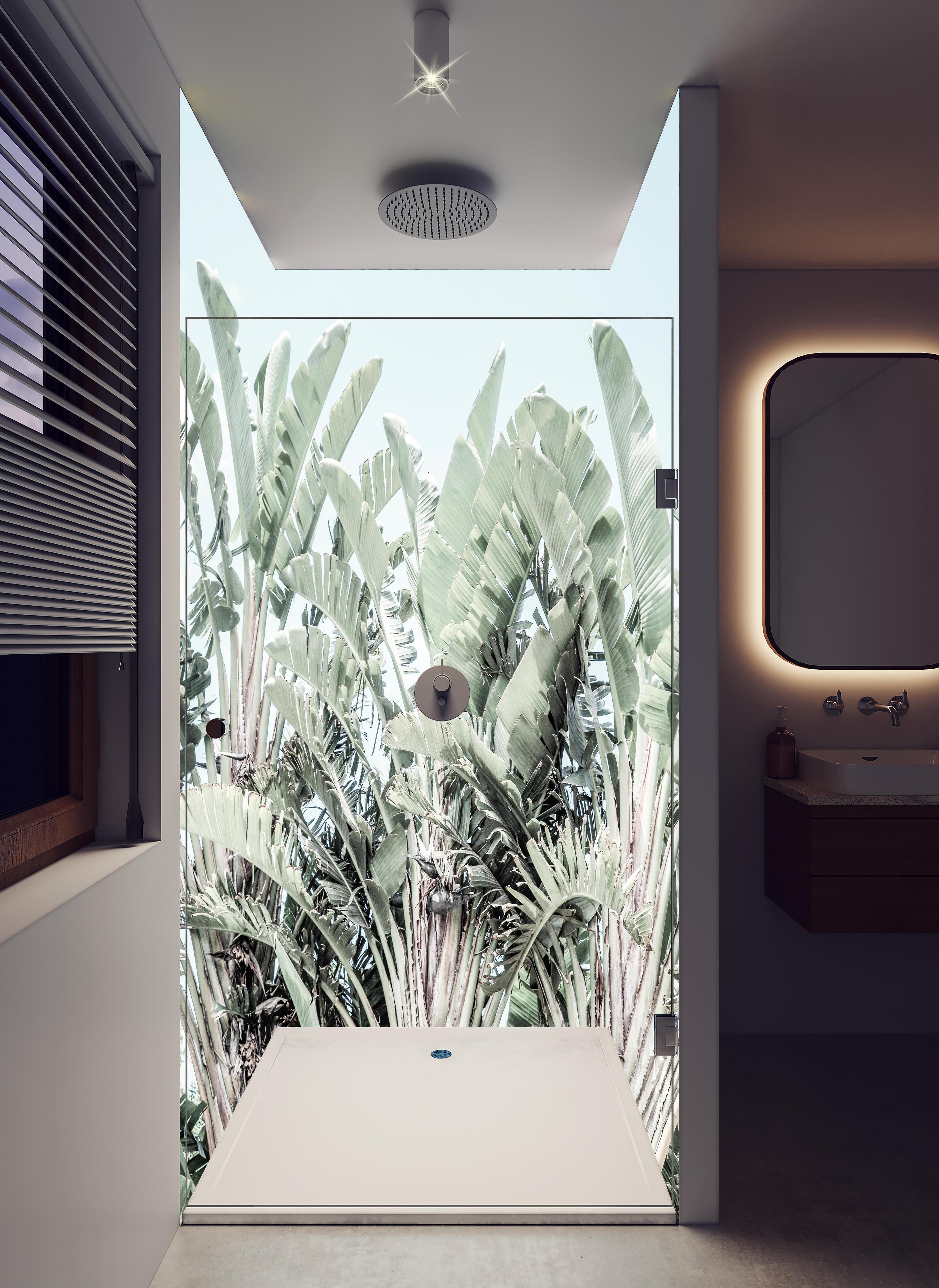 Duschrückwand - Exotische grün-weiße Palmenblätter in hellem Badezimmer mit Regenduschkopf - zweiteilige Eck-Duschrückwand