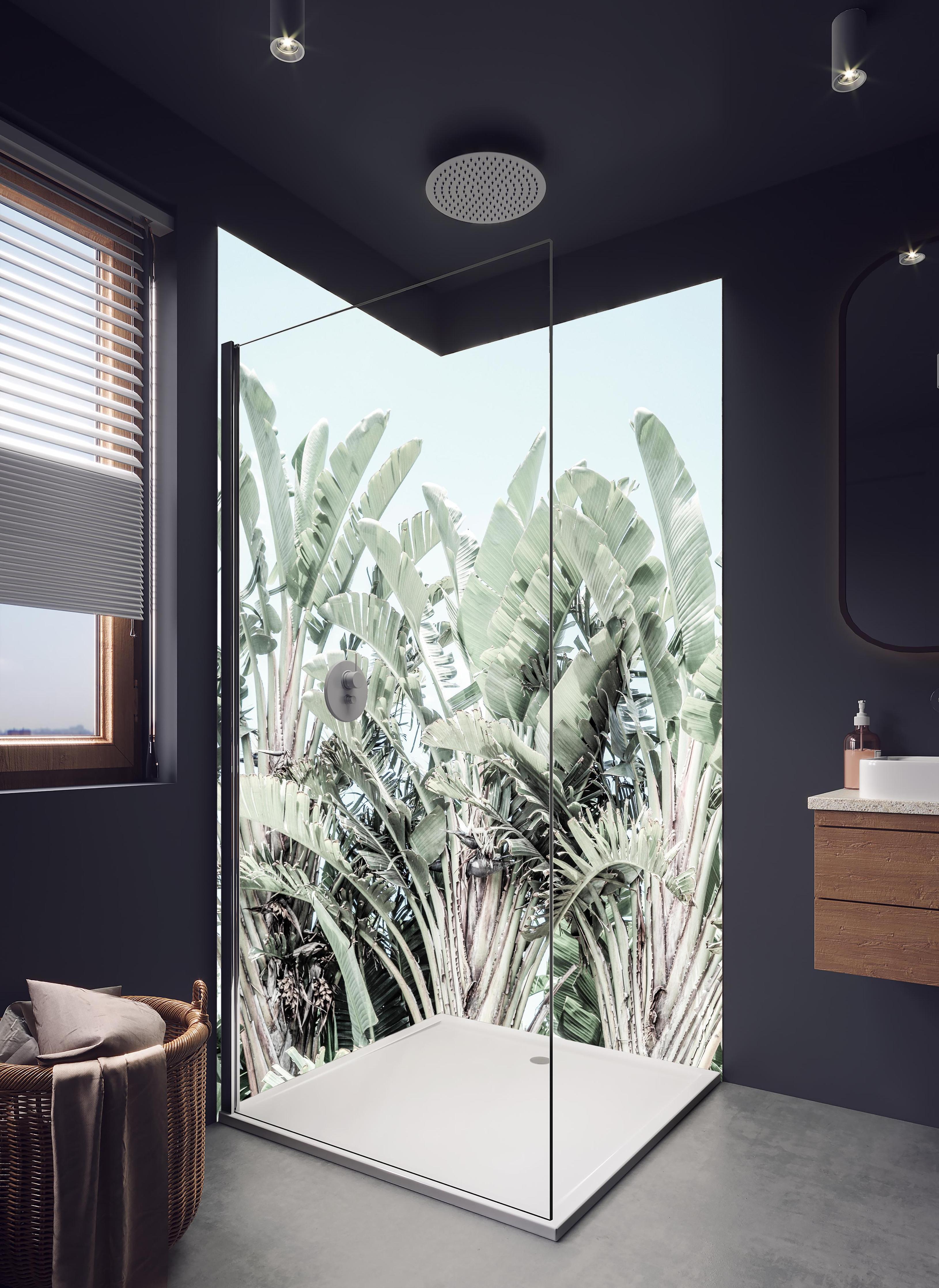 Duschrückwand - Exotische grün-weiße Palmenblätter in hellem Badezimmer mit Regenduschkopf - zweiteilige Eck-Duschrückwand